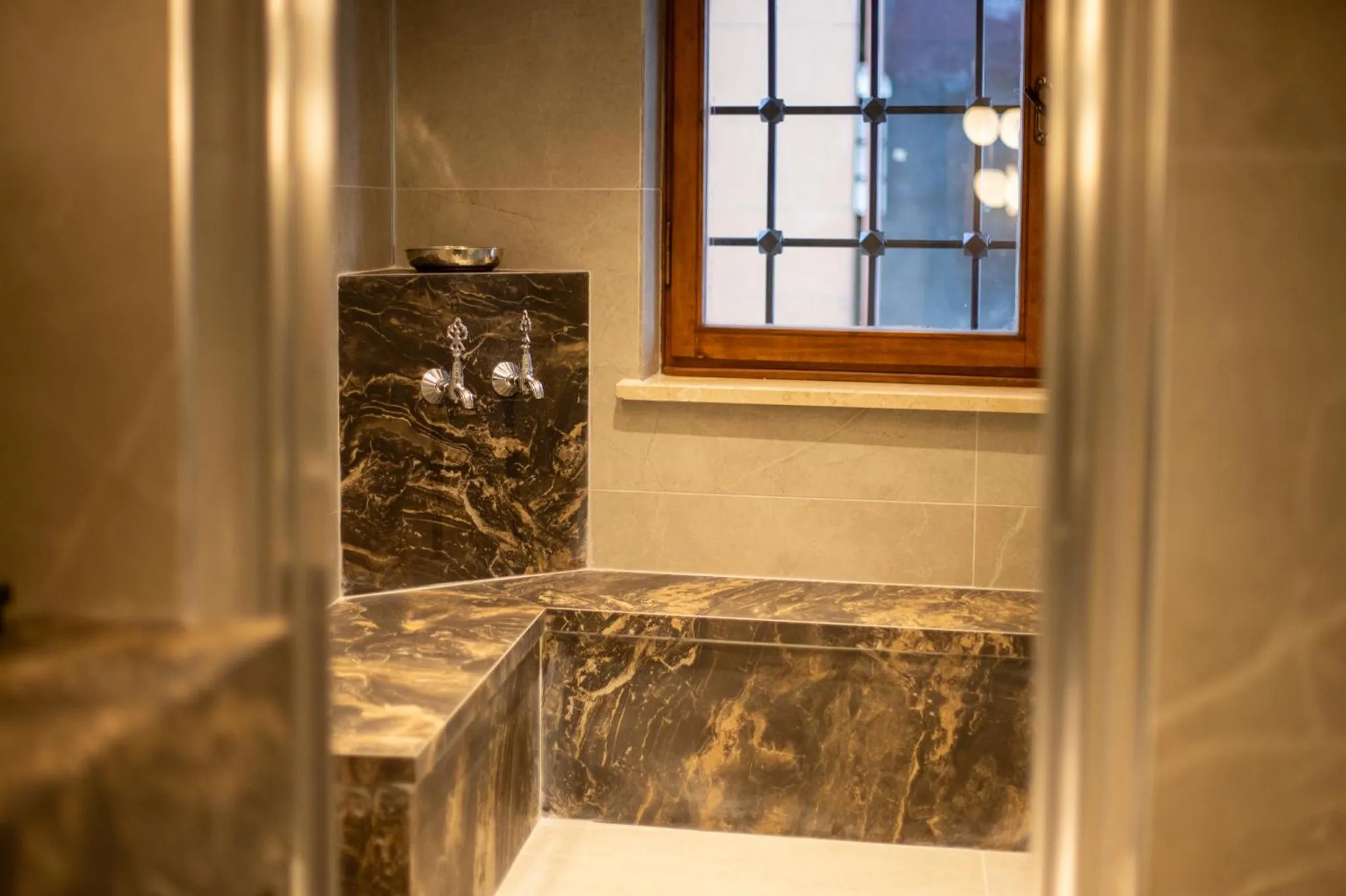 Public Bath in Sur Royal's Hotel