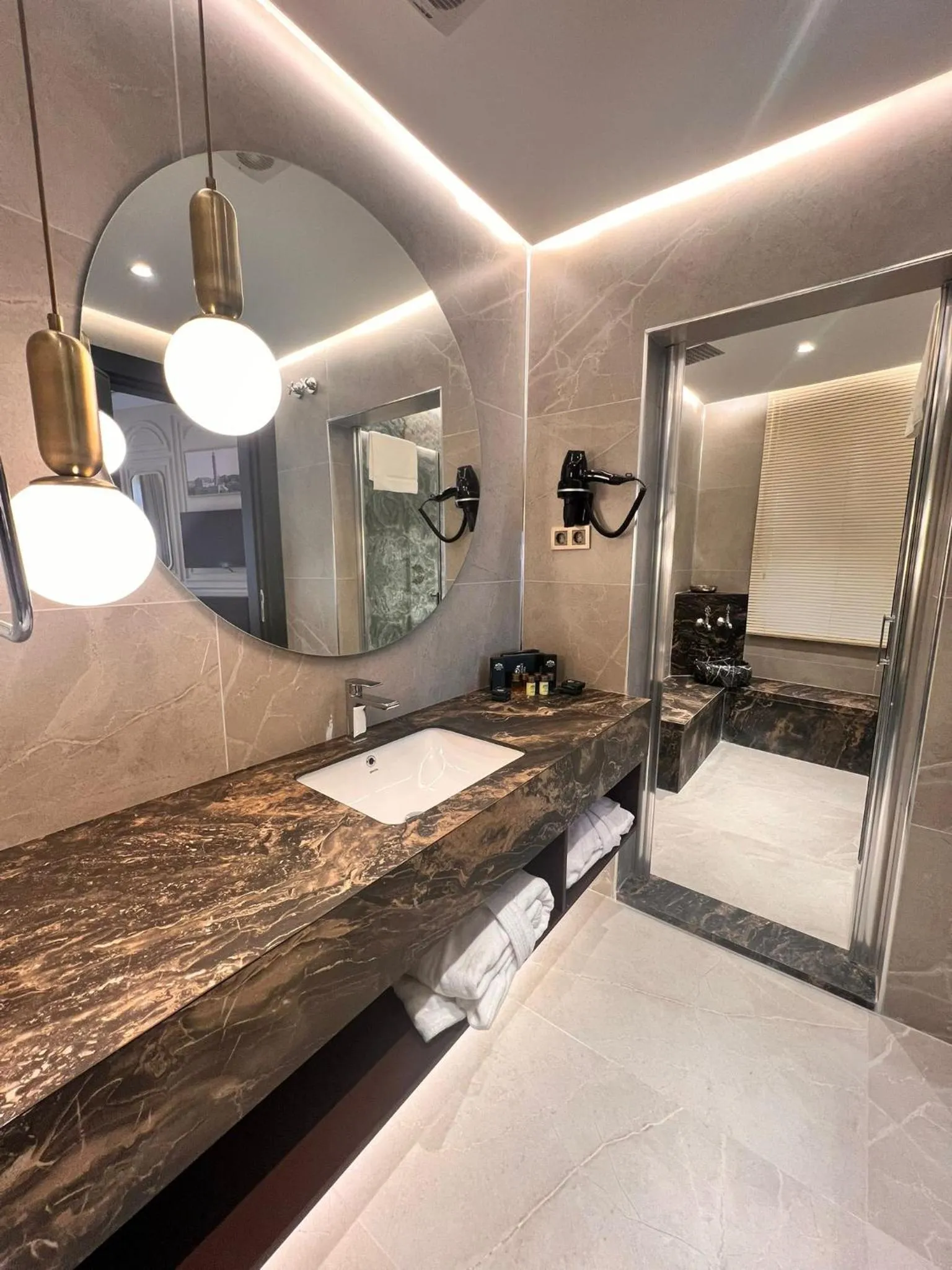 Public Bath in Sur Royal's Hotel