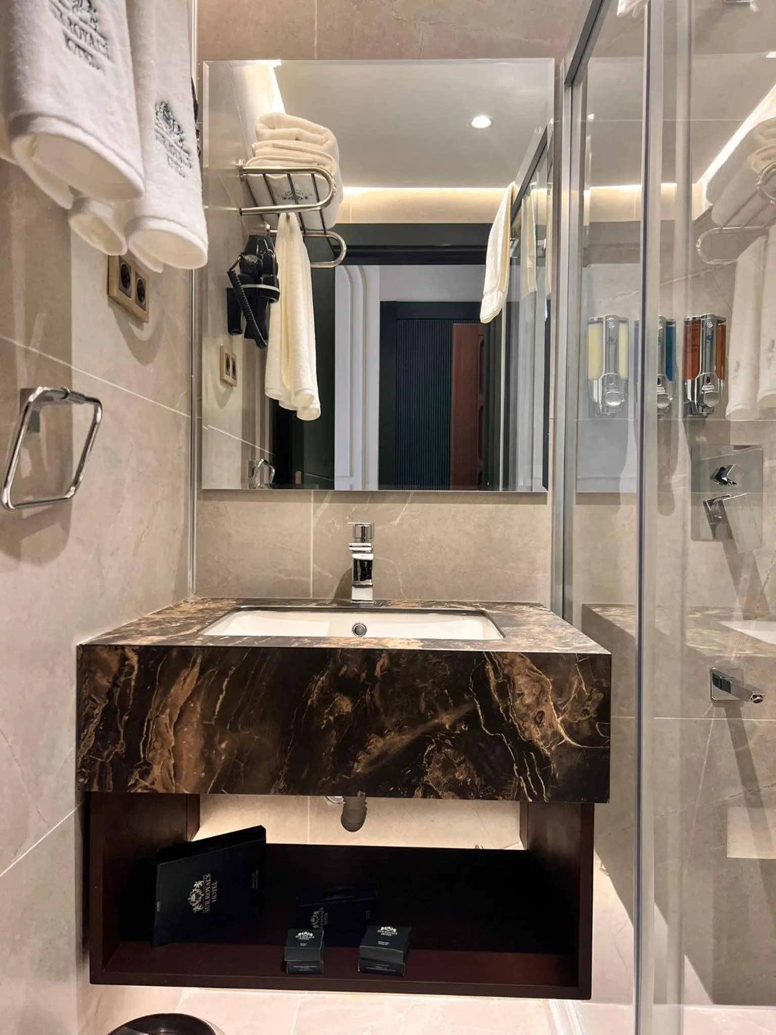 Toilet in Sur Royal's Hotel