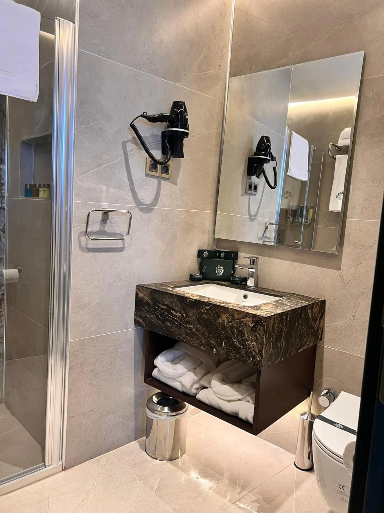 Toilet in Sur Royal's Hotel