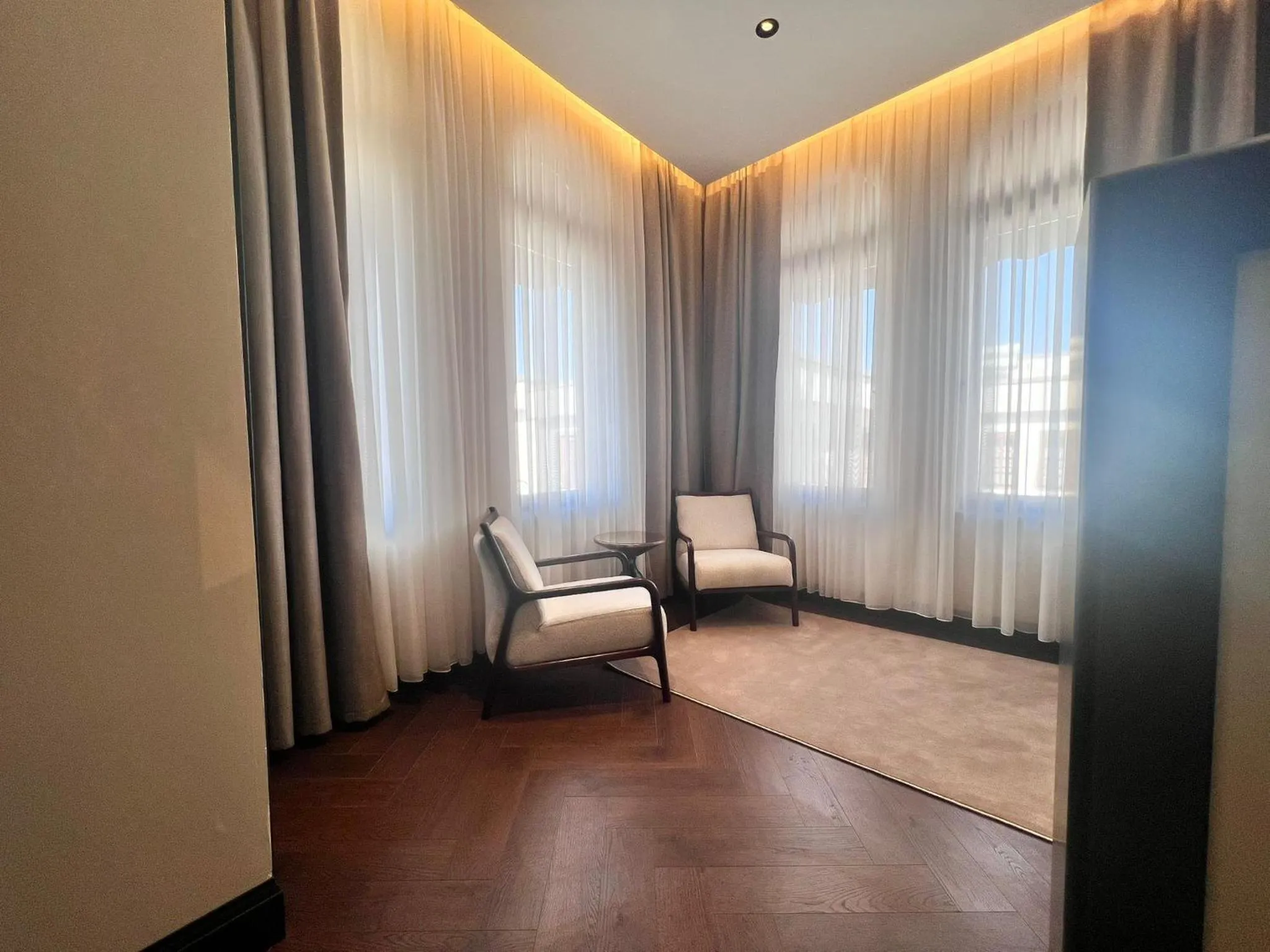 Seating area in Sur Royal's Hotel