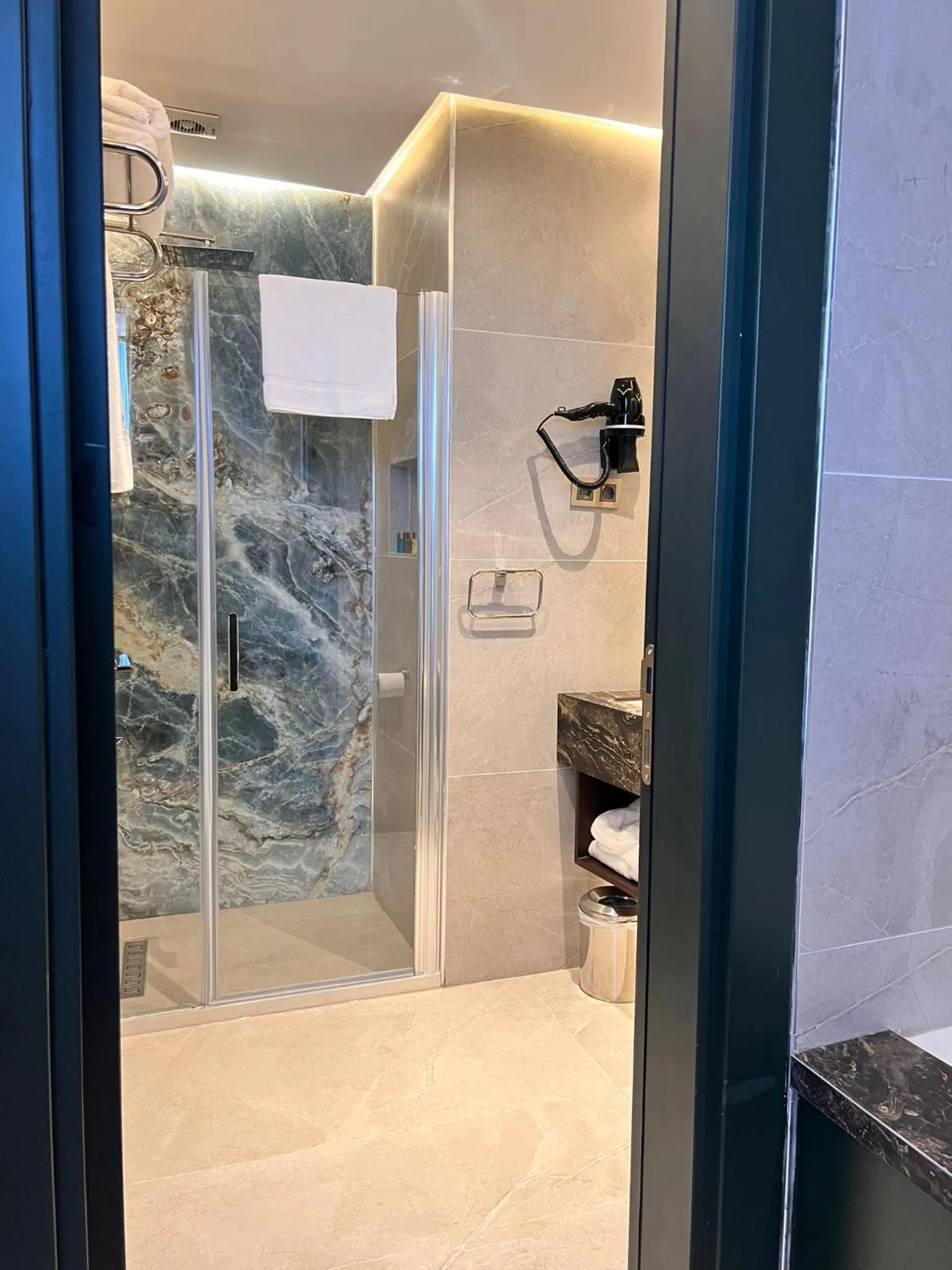 Shower in Sur Royal's Hotel