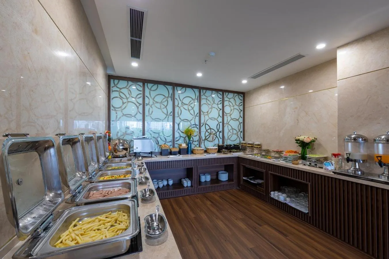 Restaurant/places to eat in KOVA Diamond Hotel Da Nang