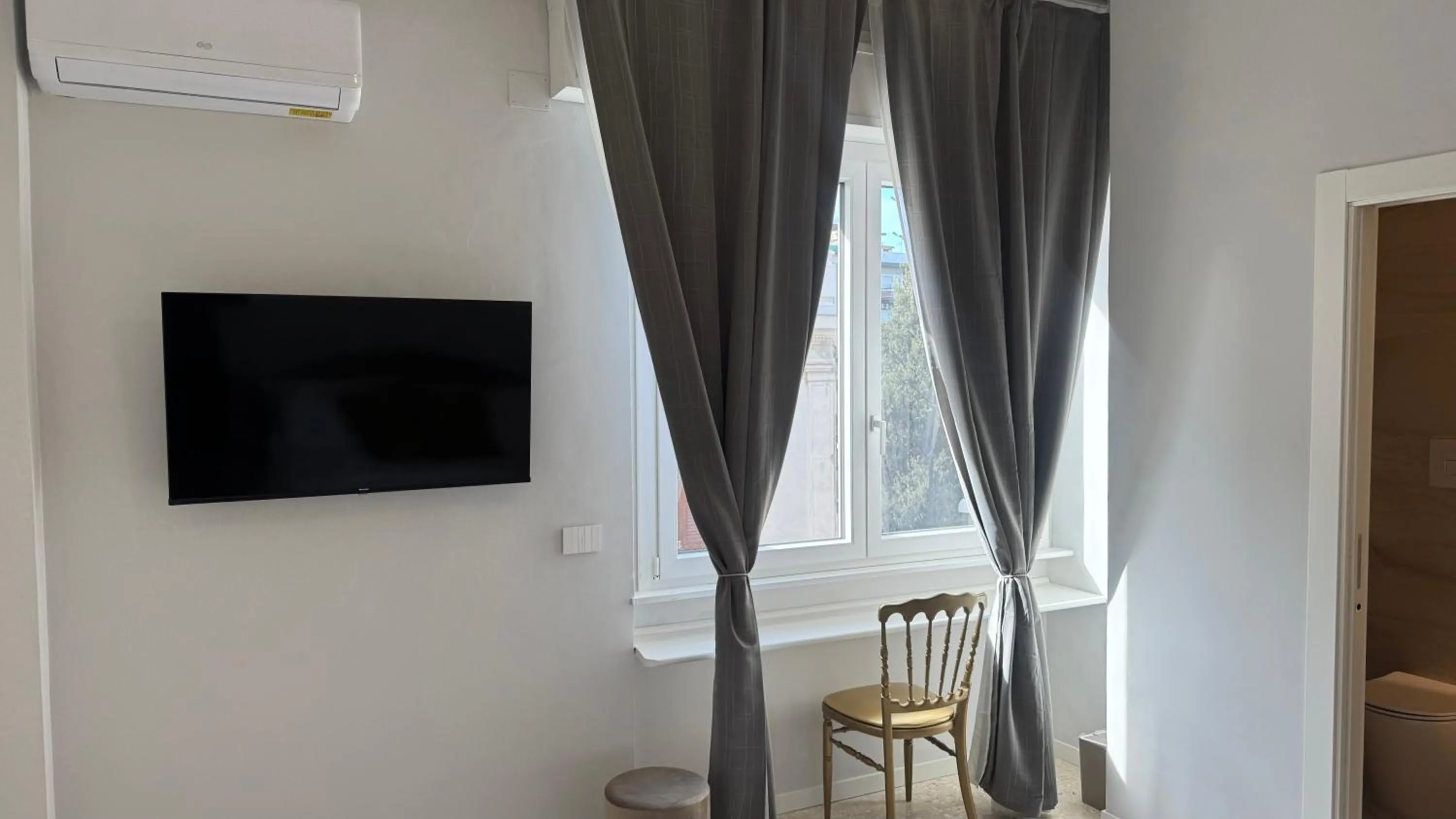 TV and multimedia in AC GOLD B&B Boutique Rooms & Suite