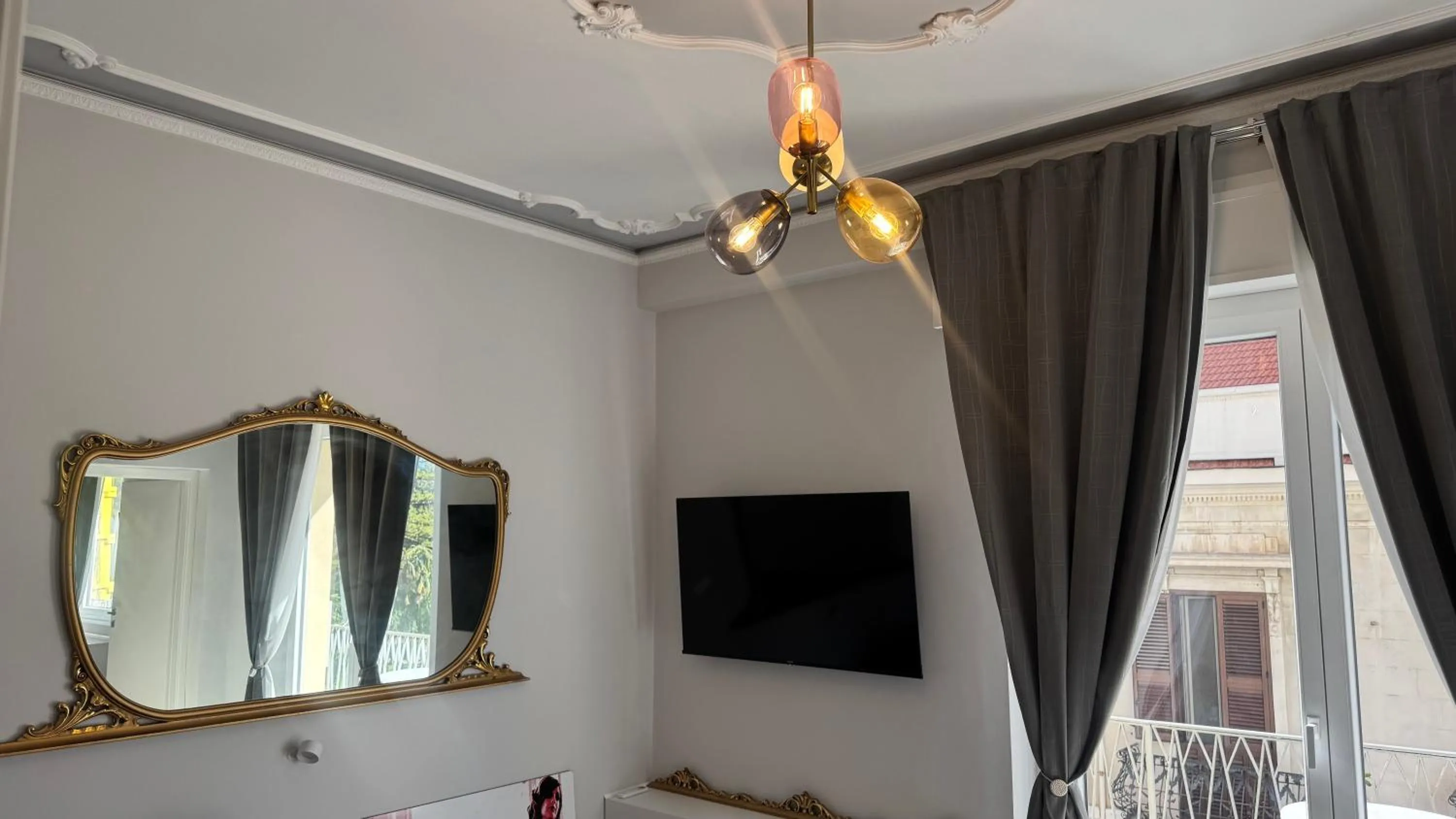 TV and multimedia in AC GOLD B&B Boutique Rooms & Suite