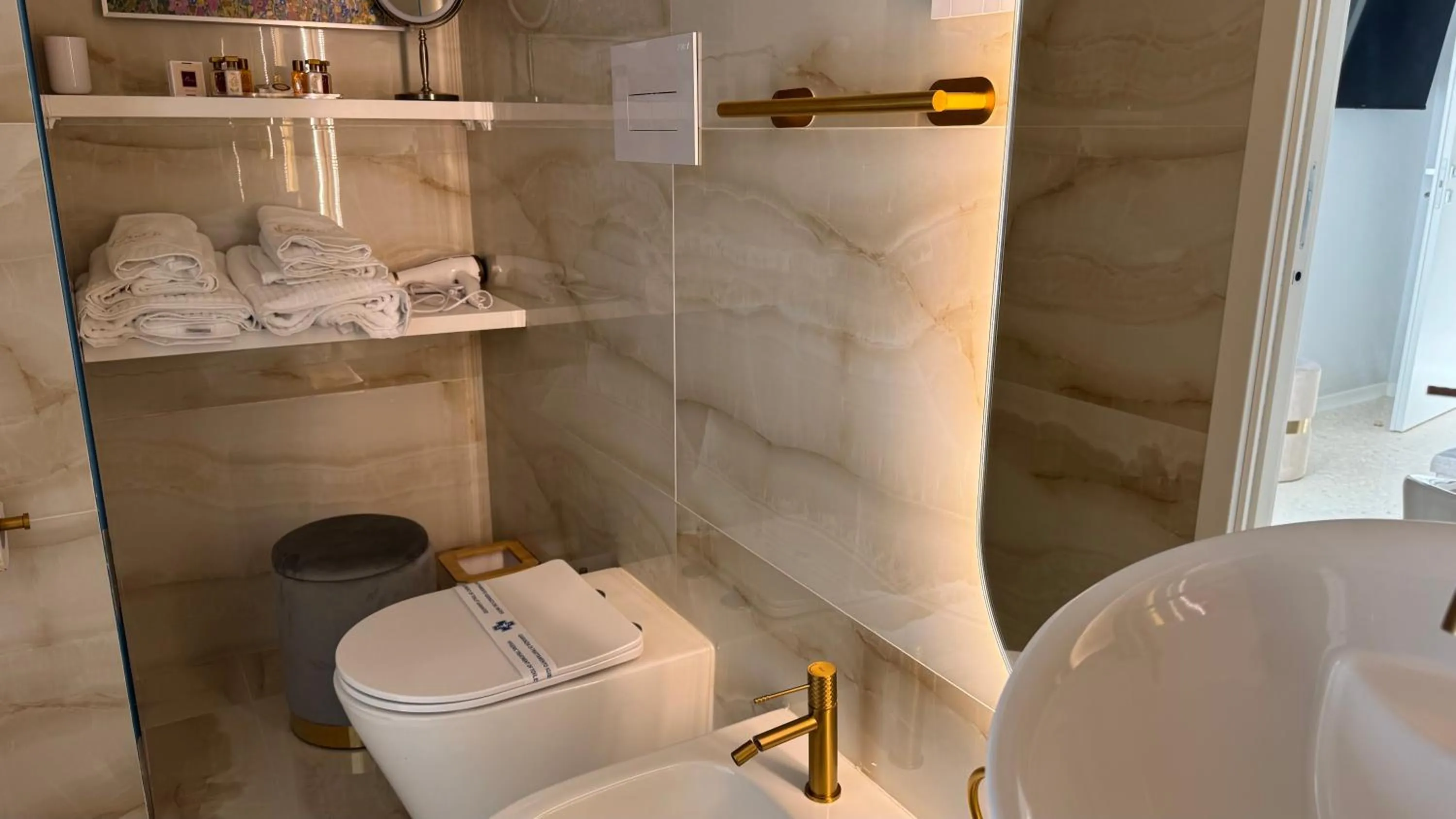 Shower in AC GOLD B&B Boutique Rooms & Suite