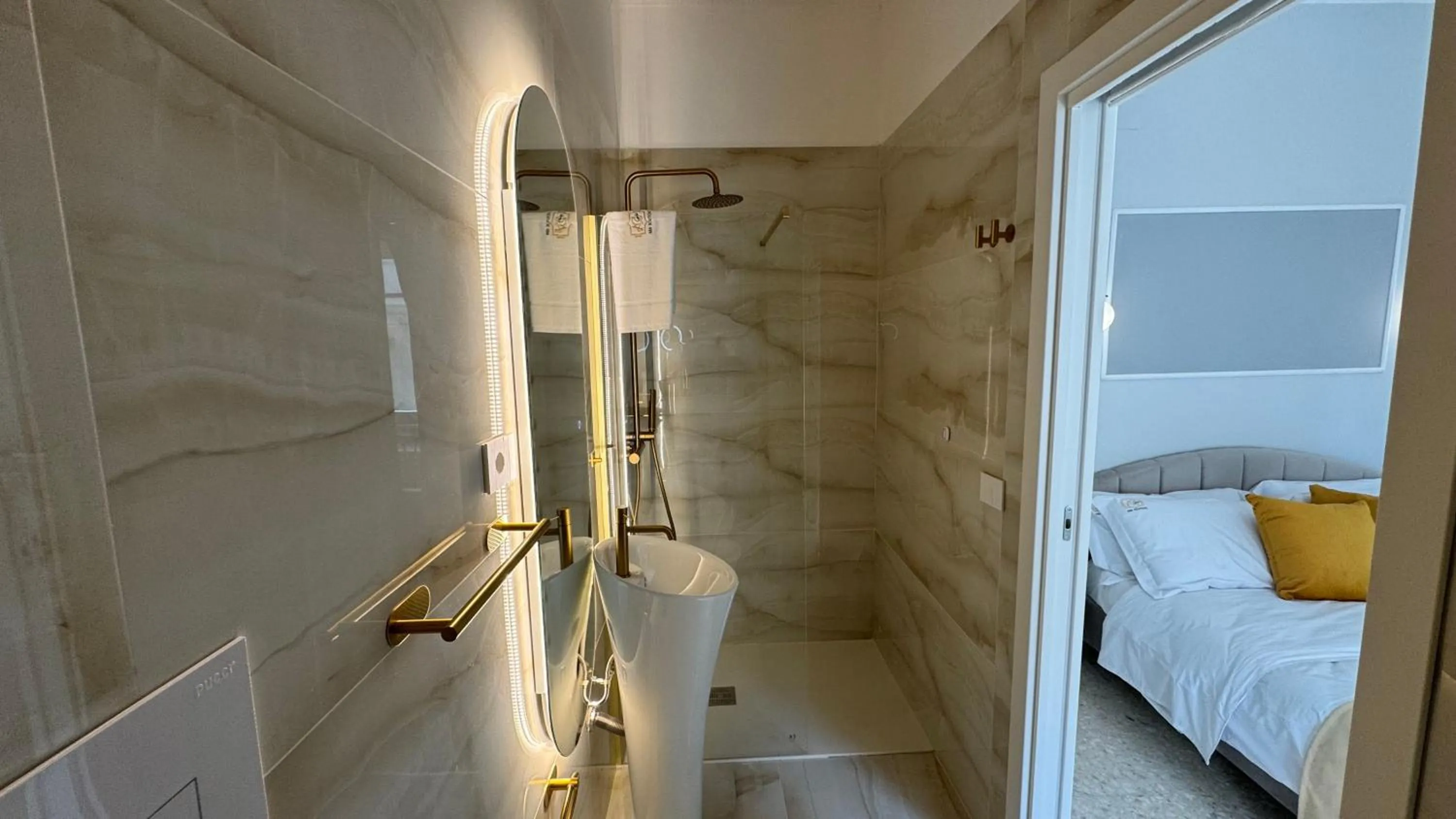 Shower, Bed in AC GOLD B&B Boutique Rooms & Suite