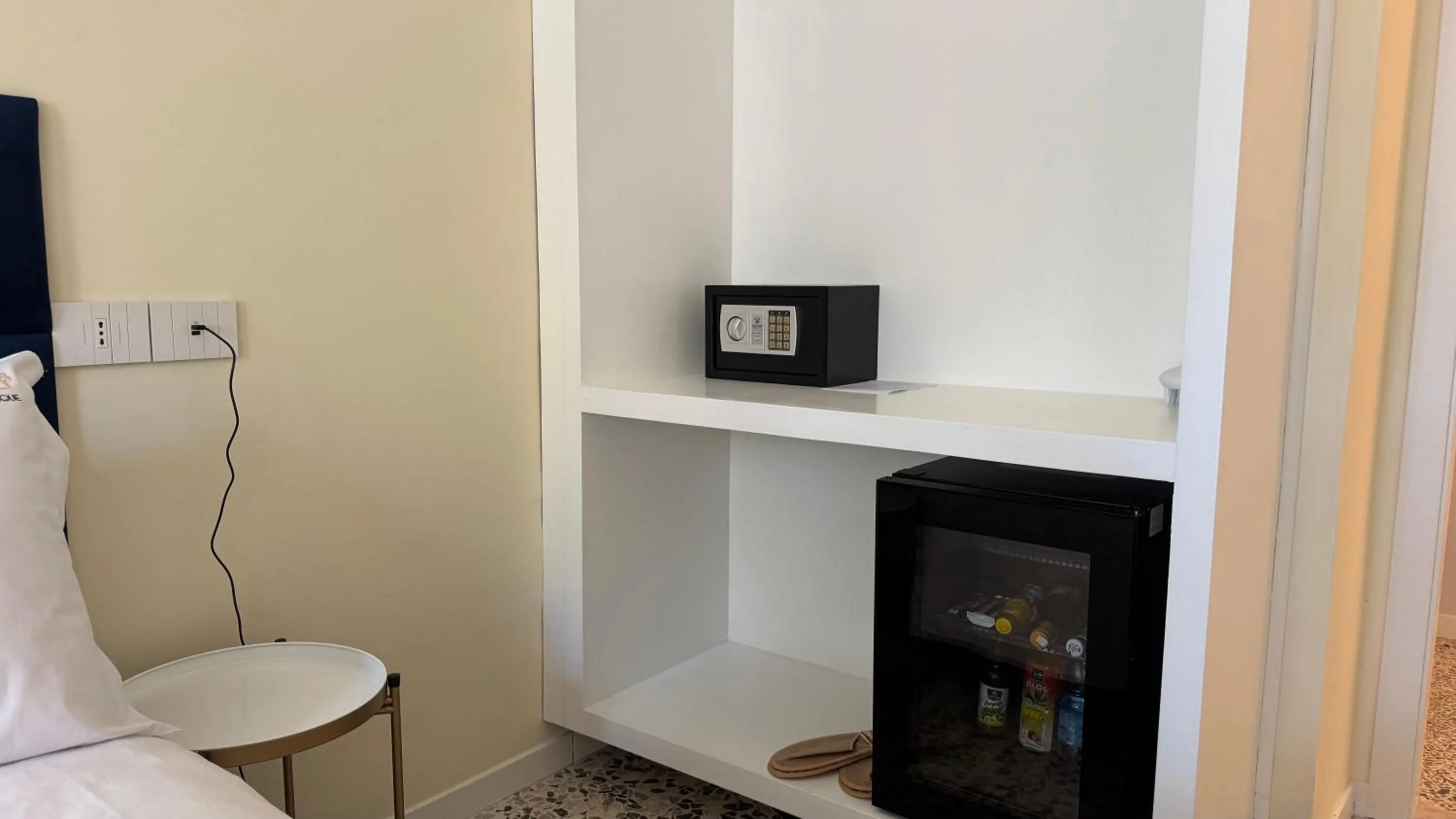 TV and multimedia in AC GOLD B&B Boutique Rooms & Suite