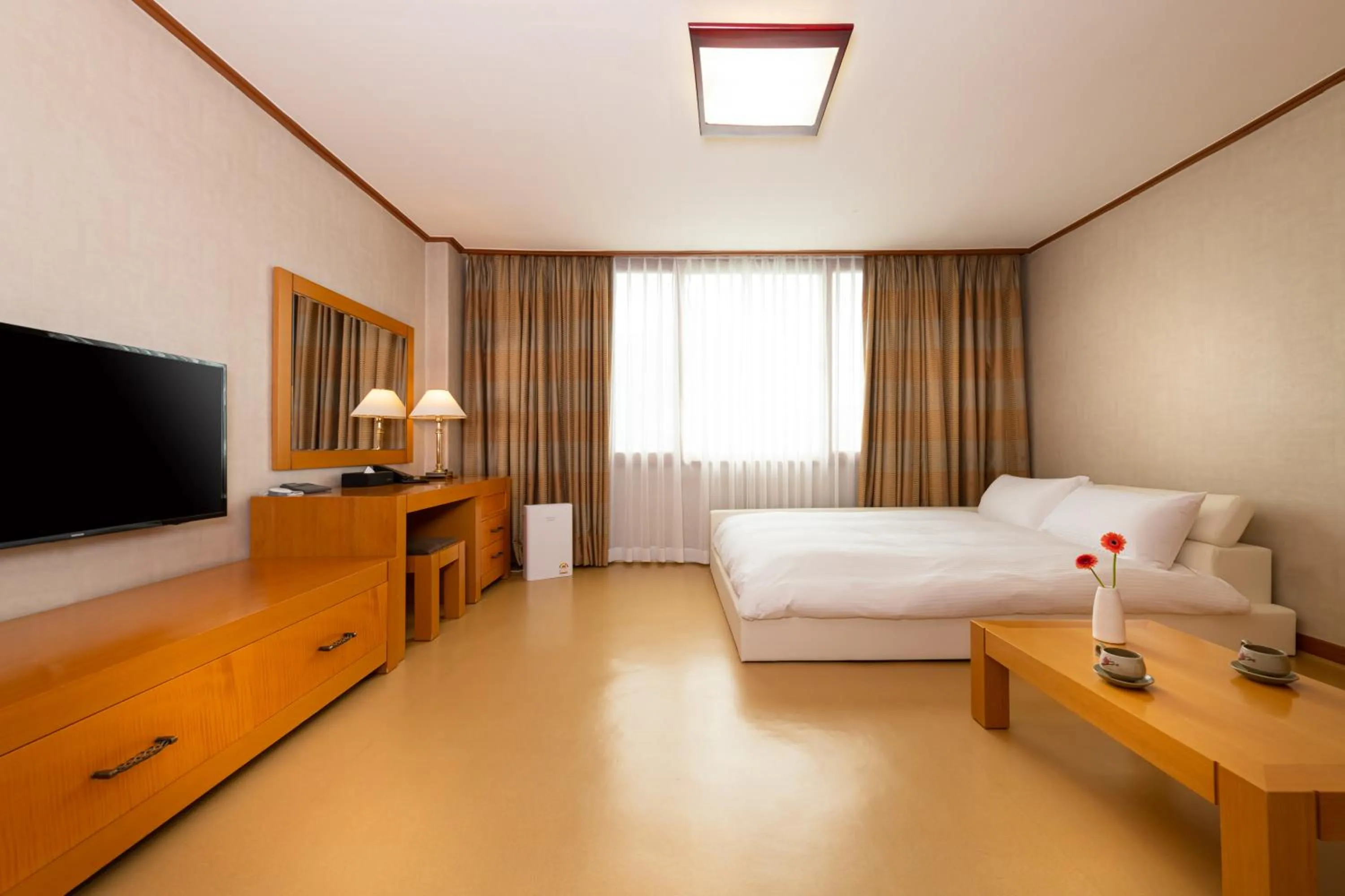 TV/Entertainment Center in Yousung Hotel