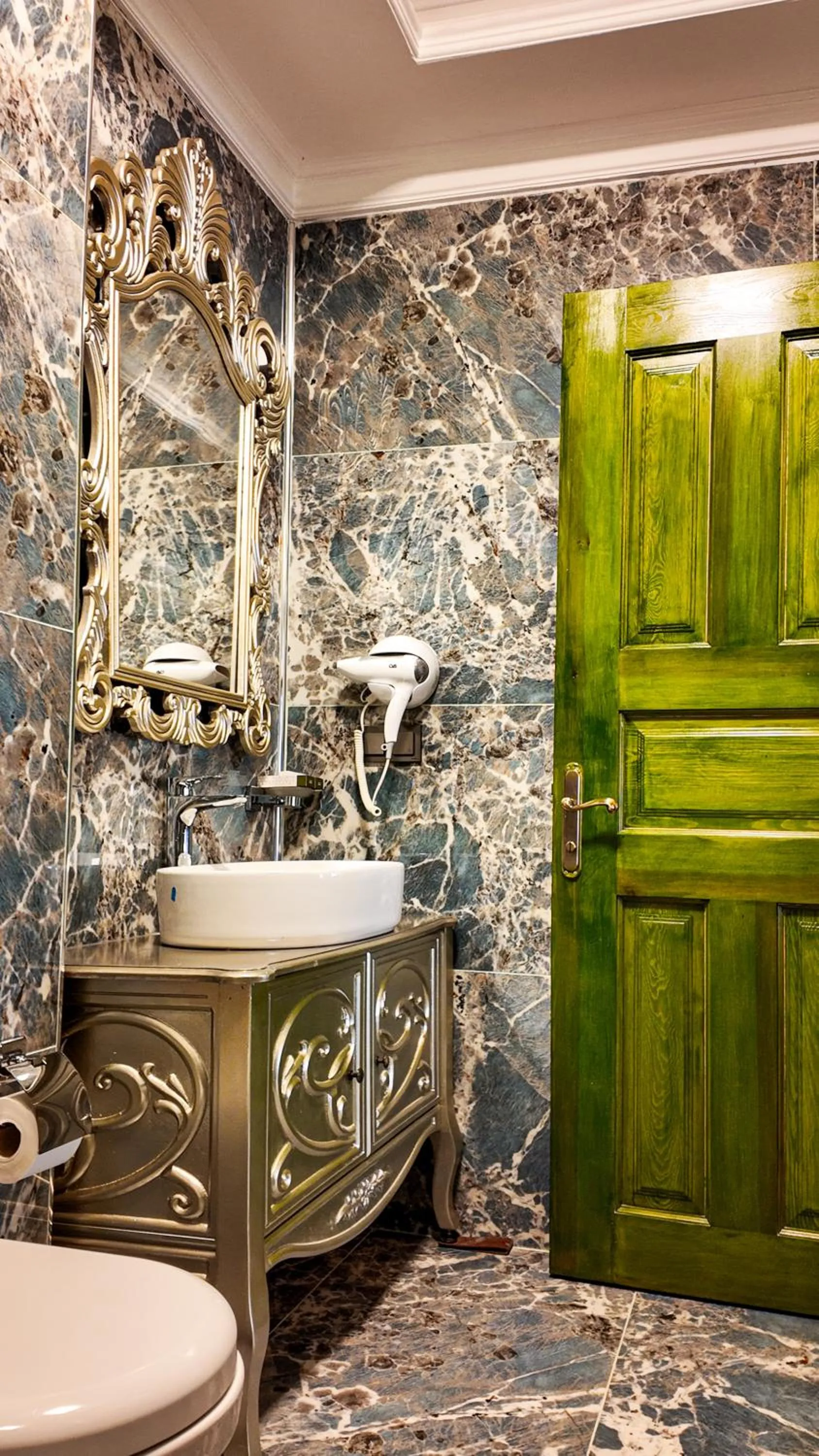 Bathroom in Emerald Mansion Hotel