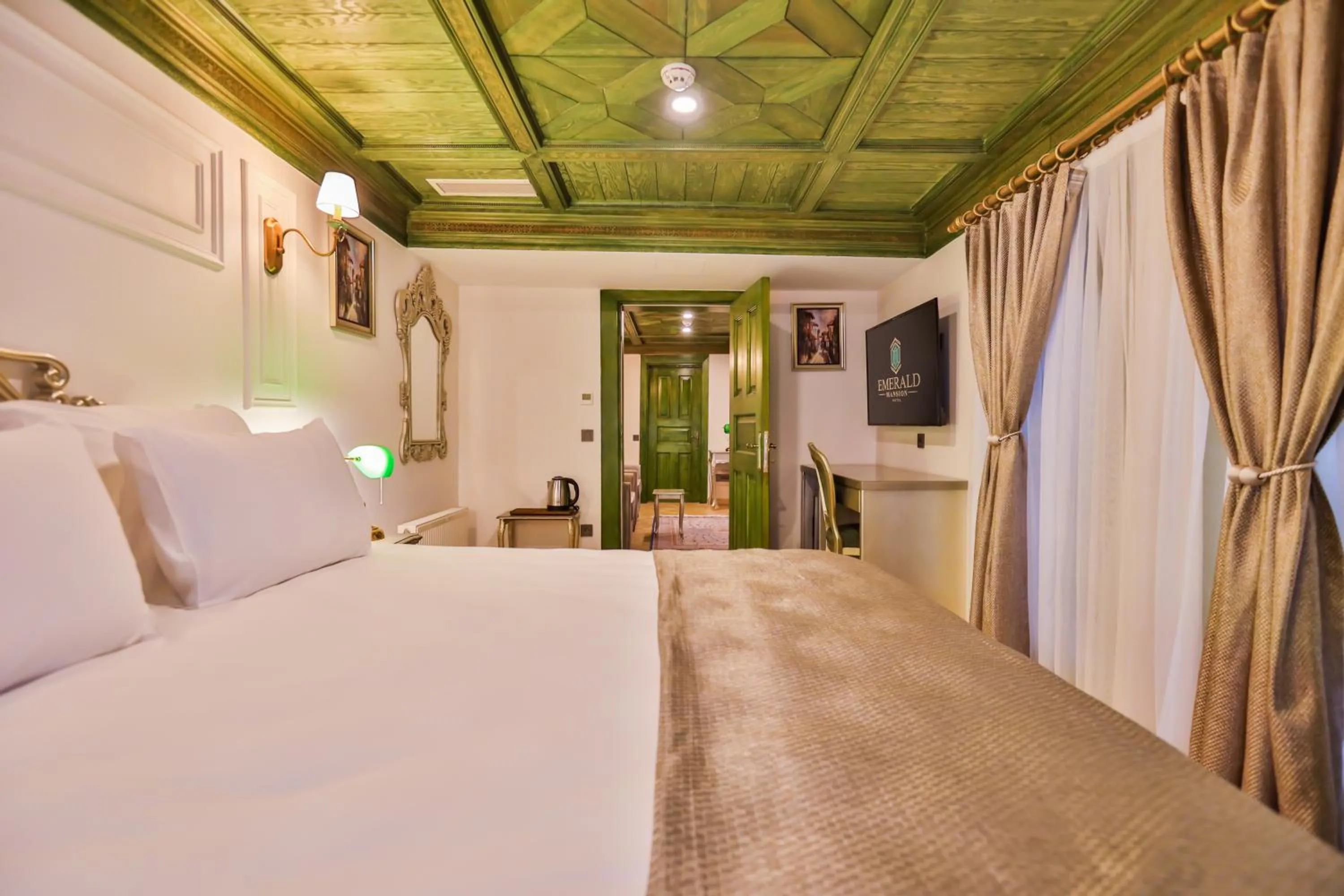 Living room, Bed in Emerald Mansion Hotel