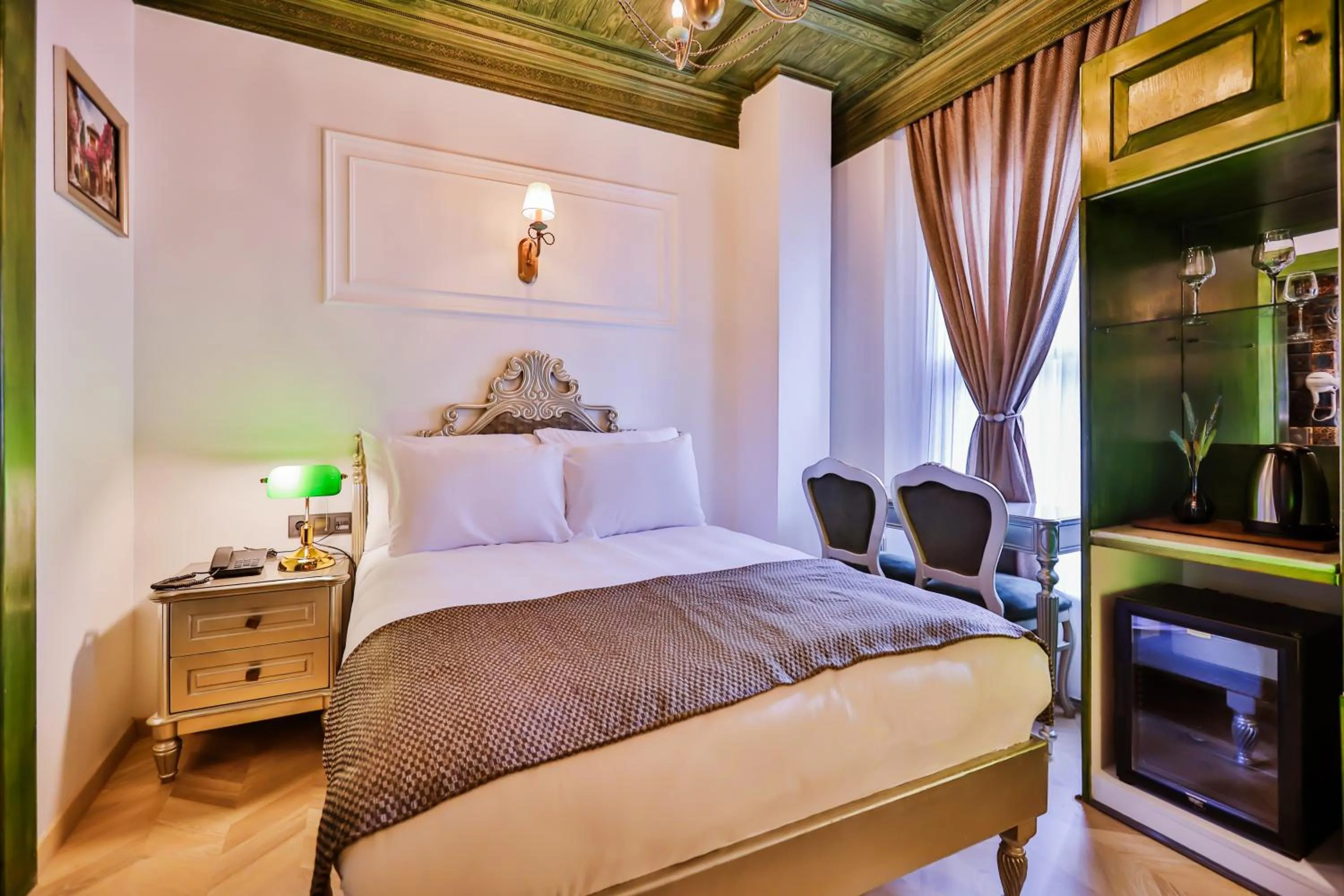 Bed in Emerald Mansion Hotel