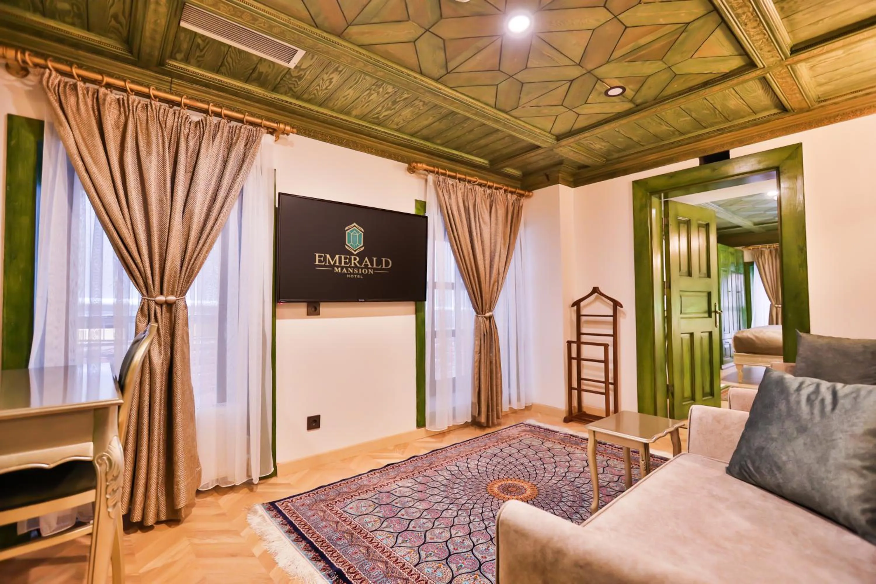 TV and multimedia, Bed in Emerald Mansion Hotel