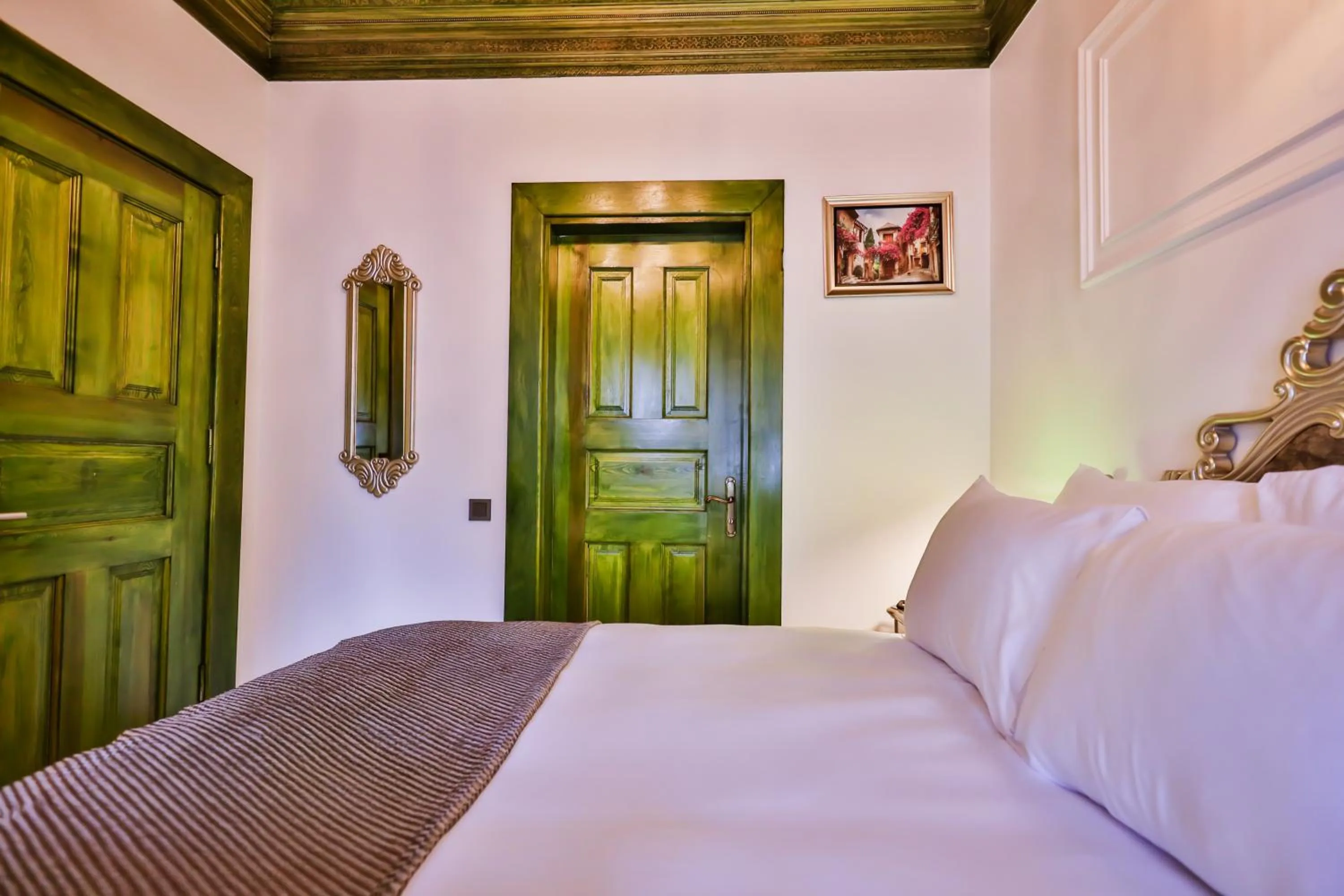 Bed in Emerald Mansion Hotel