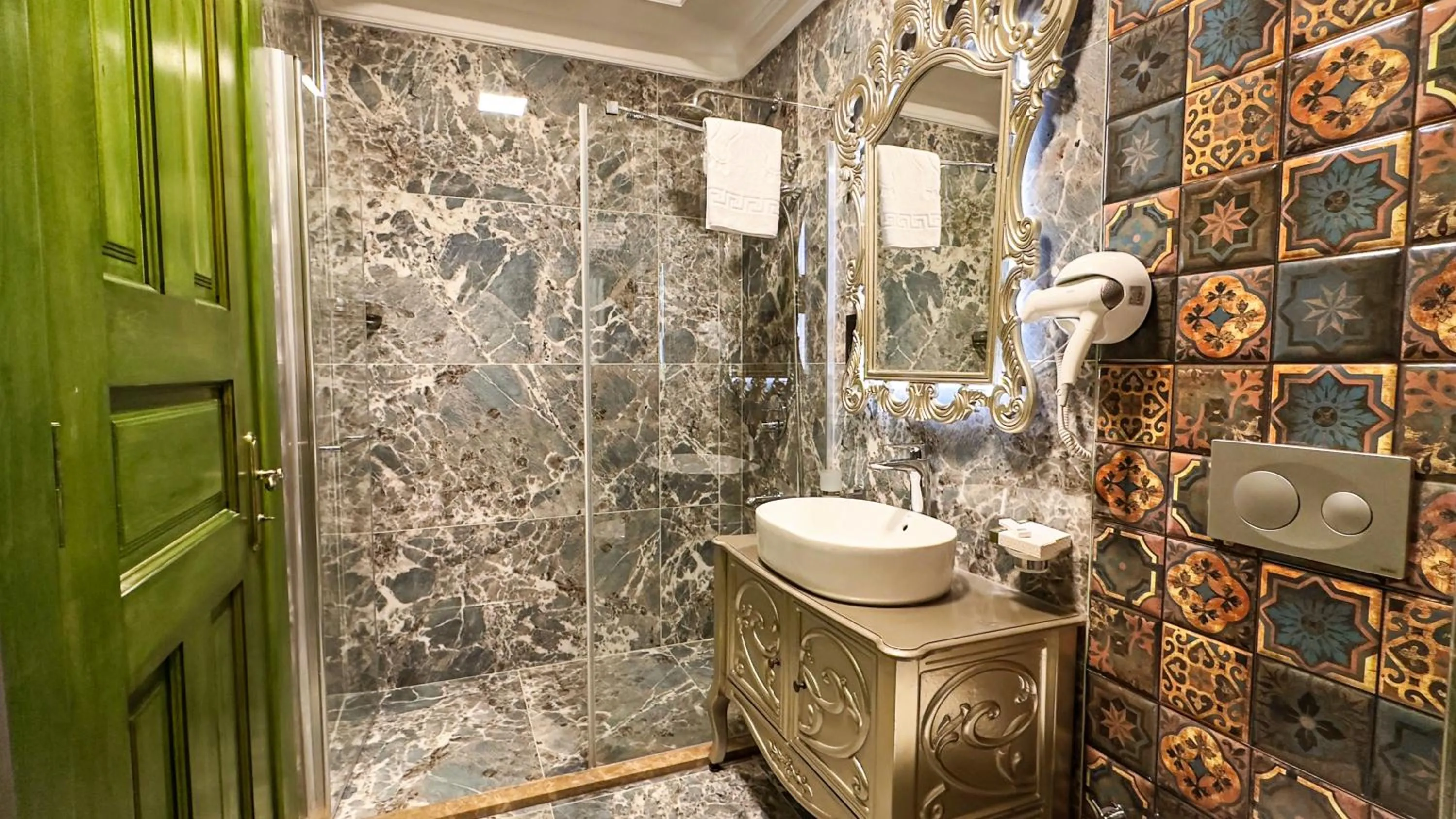 Shower in Emerald Mansion Hotel