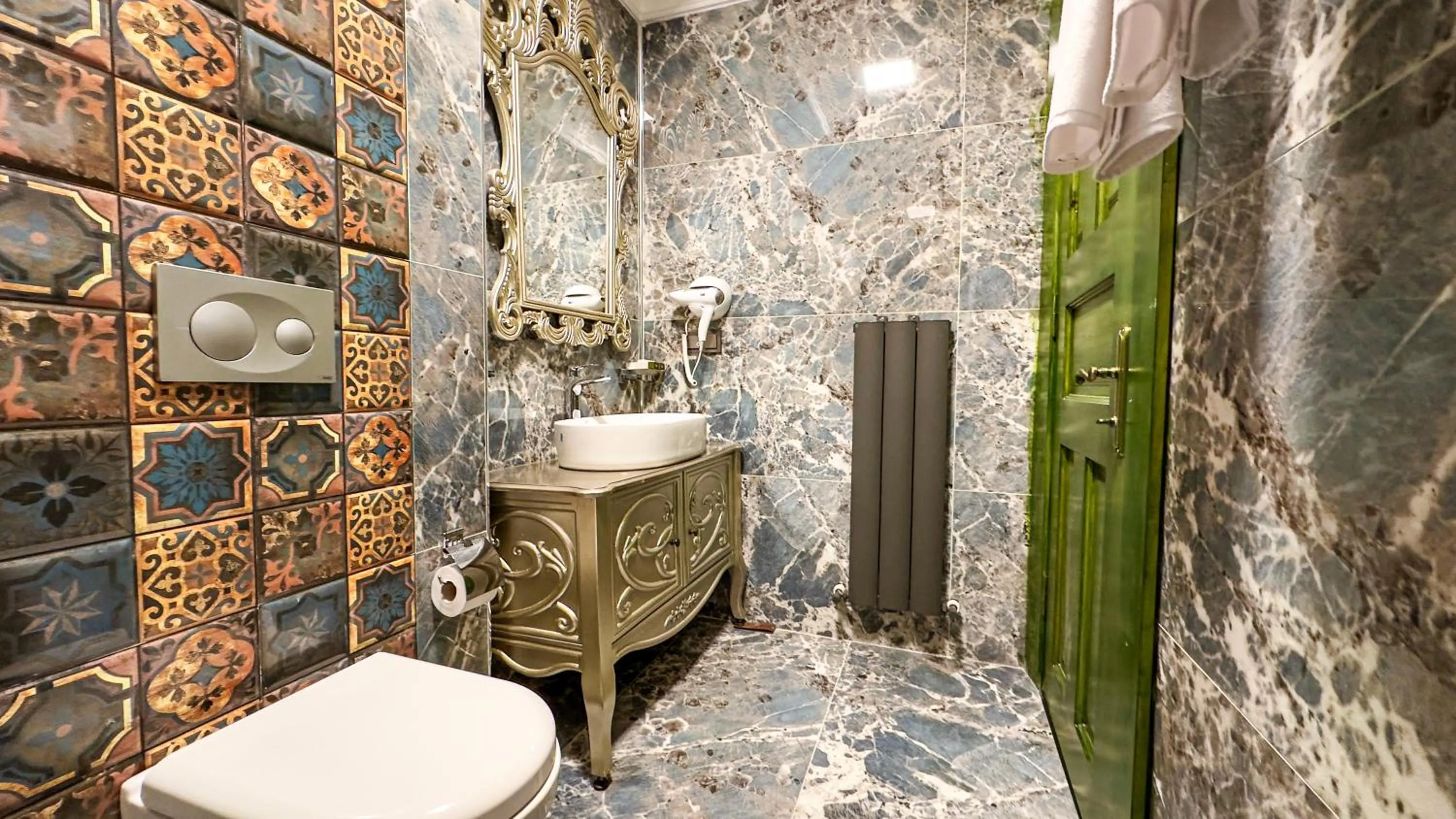 Shower in Emerald Mansion Hotel