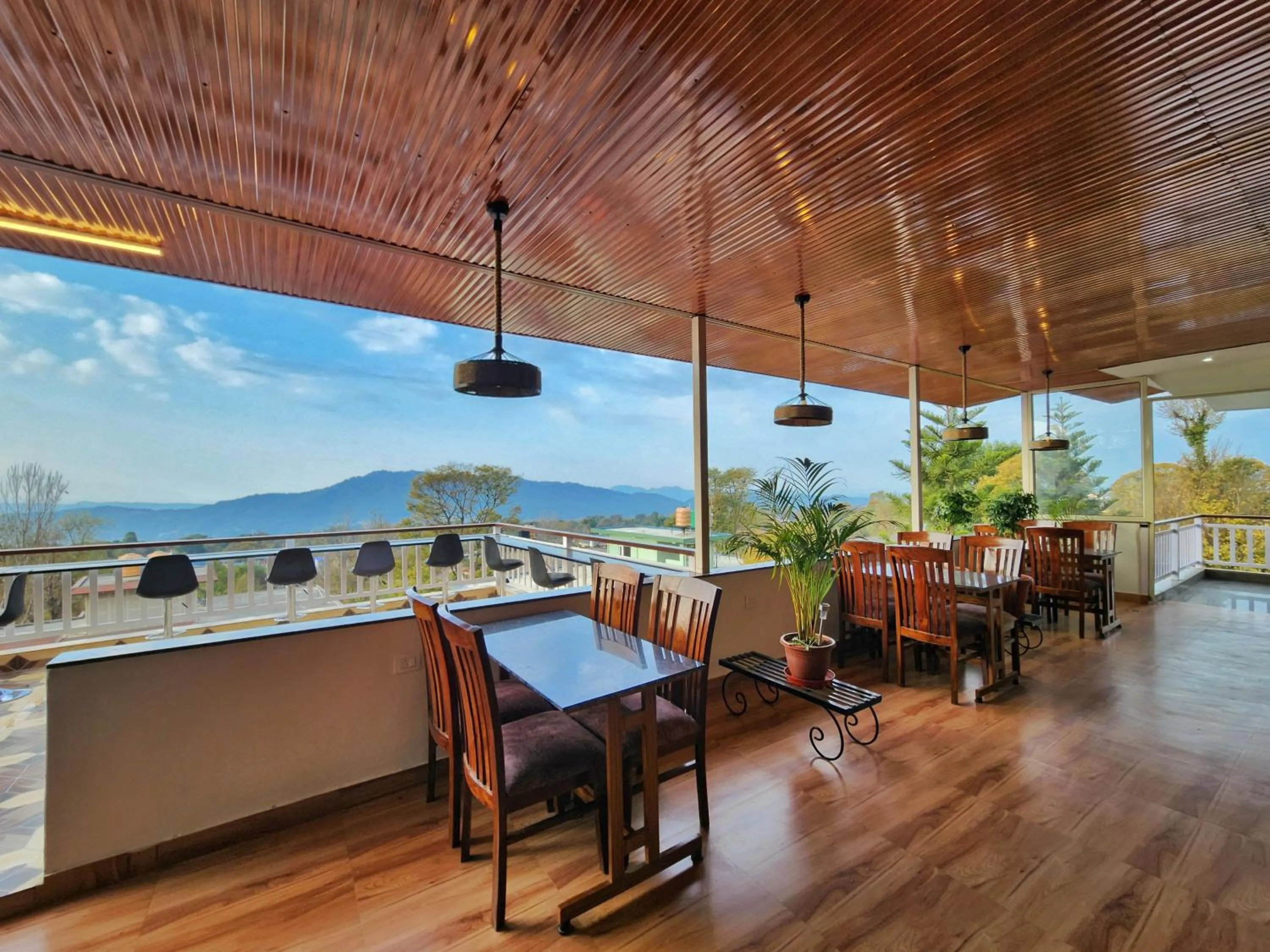 Restaurant/places to eat in Dorjee House Bir