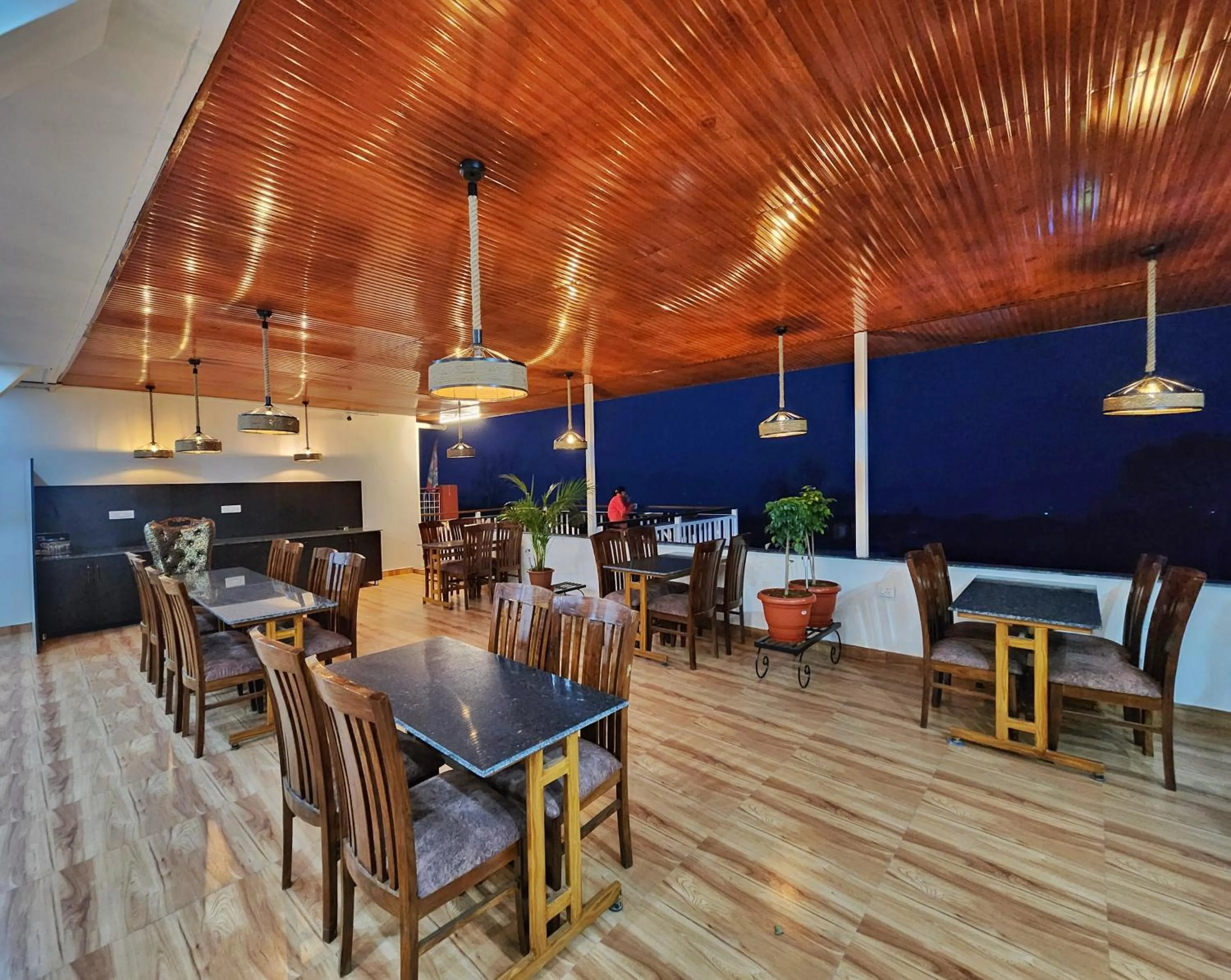 Restaurant/places to eat in Dorjee House Bir