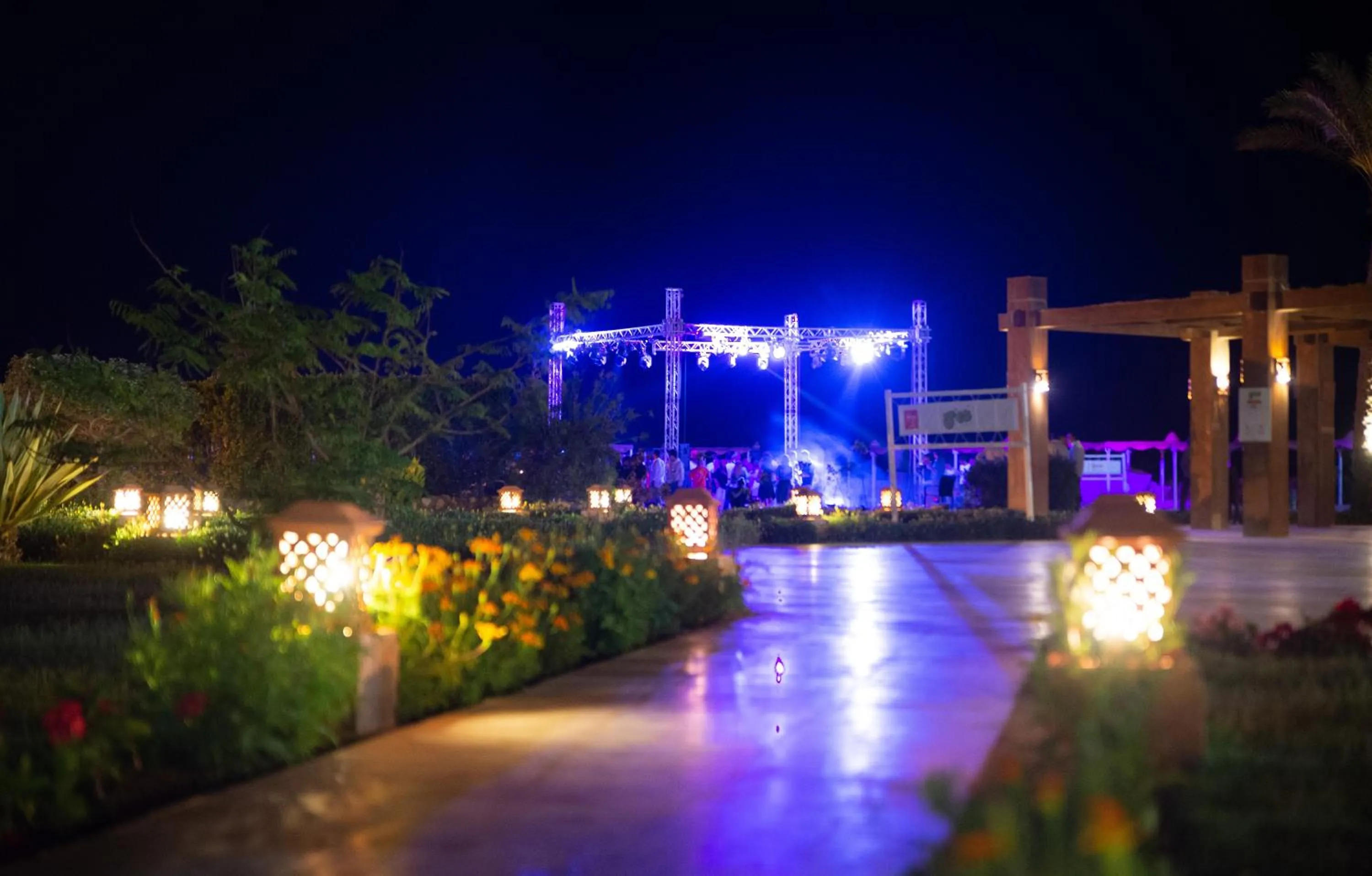 Evening entertainment in Caesar Bay Resort