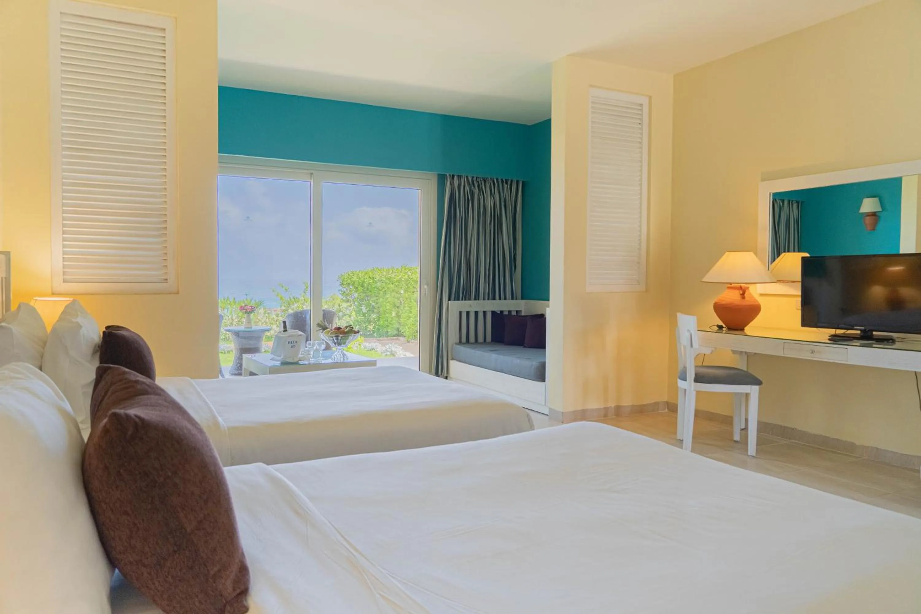 Communal lounge/ TV room, Bed in Caesar Bay Resort