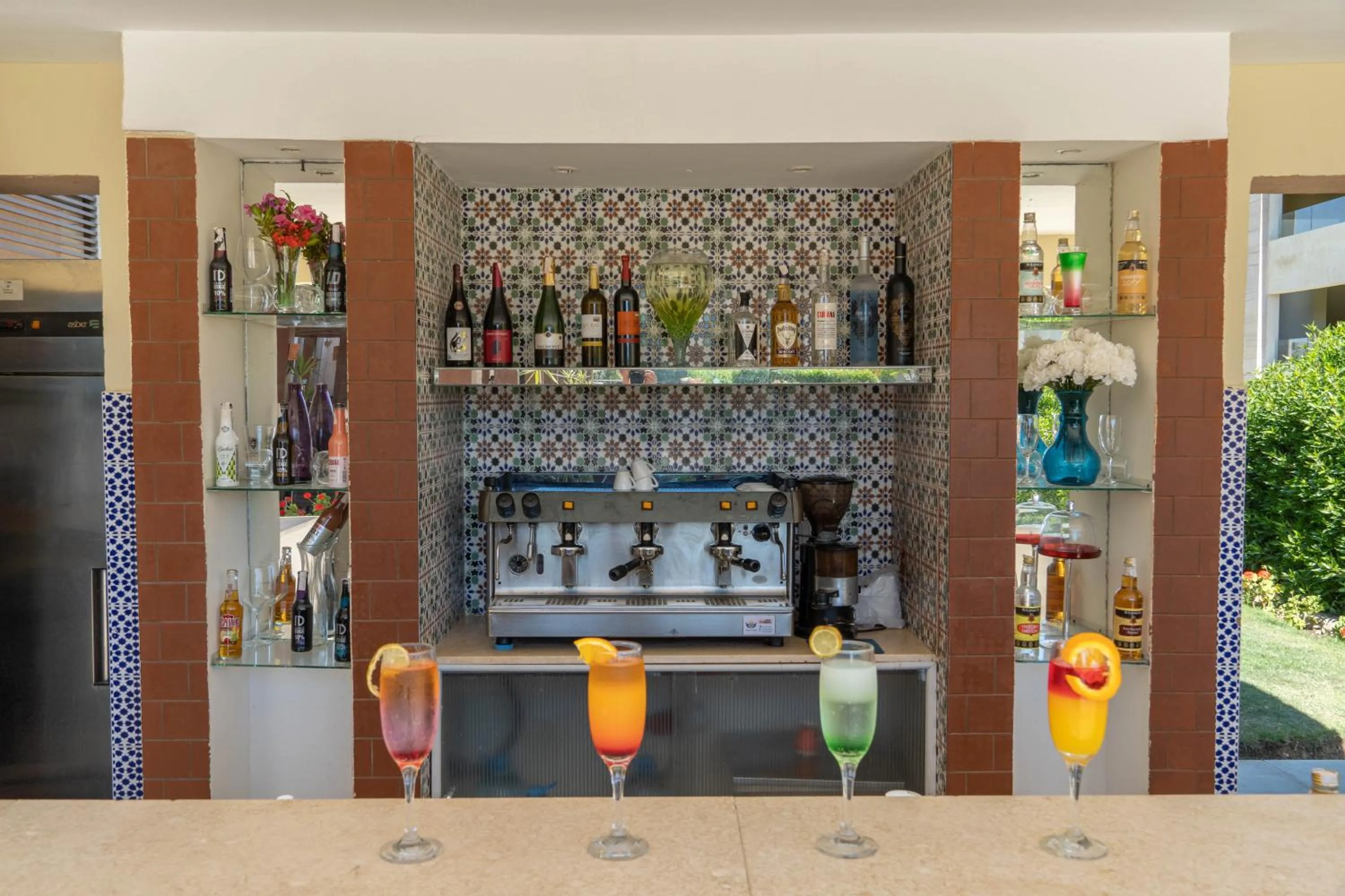 Lounge or bar in Caesar Bay Resort