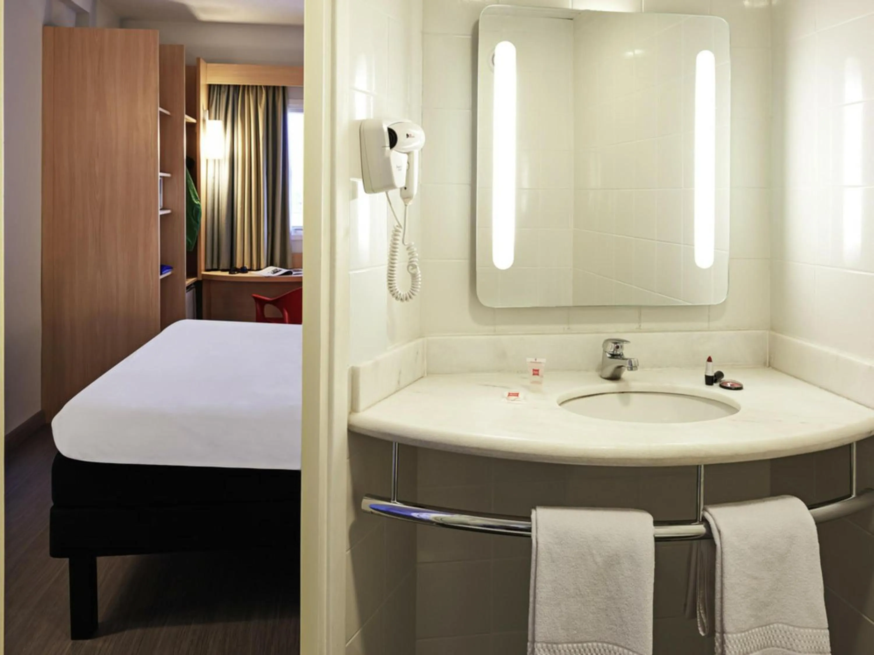 Bedroom, Bed in ibis Jatai