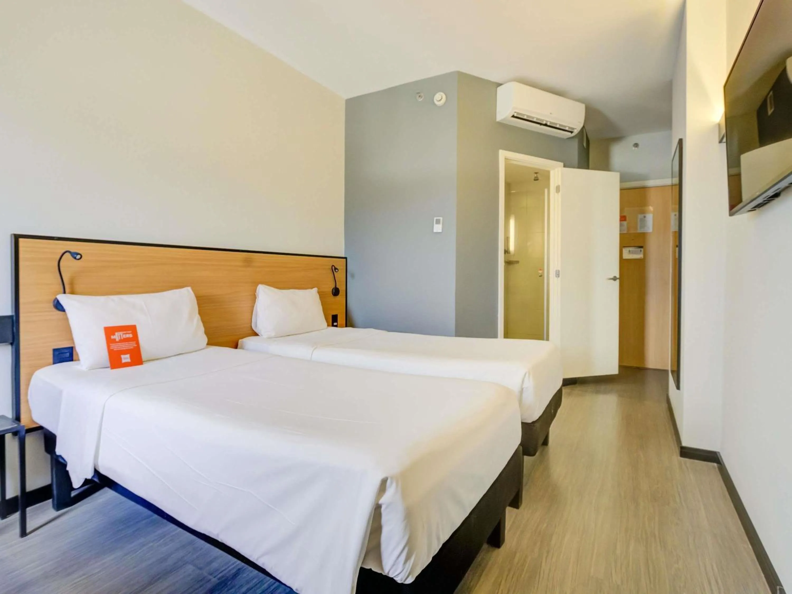 Bedroom, Bed in ibis Rio de Janeiro Nova America