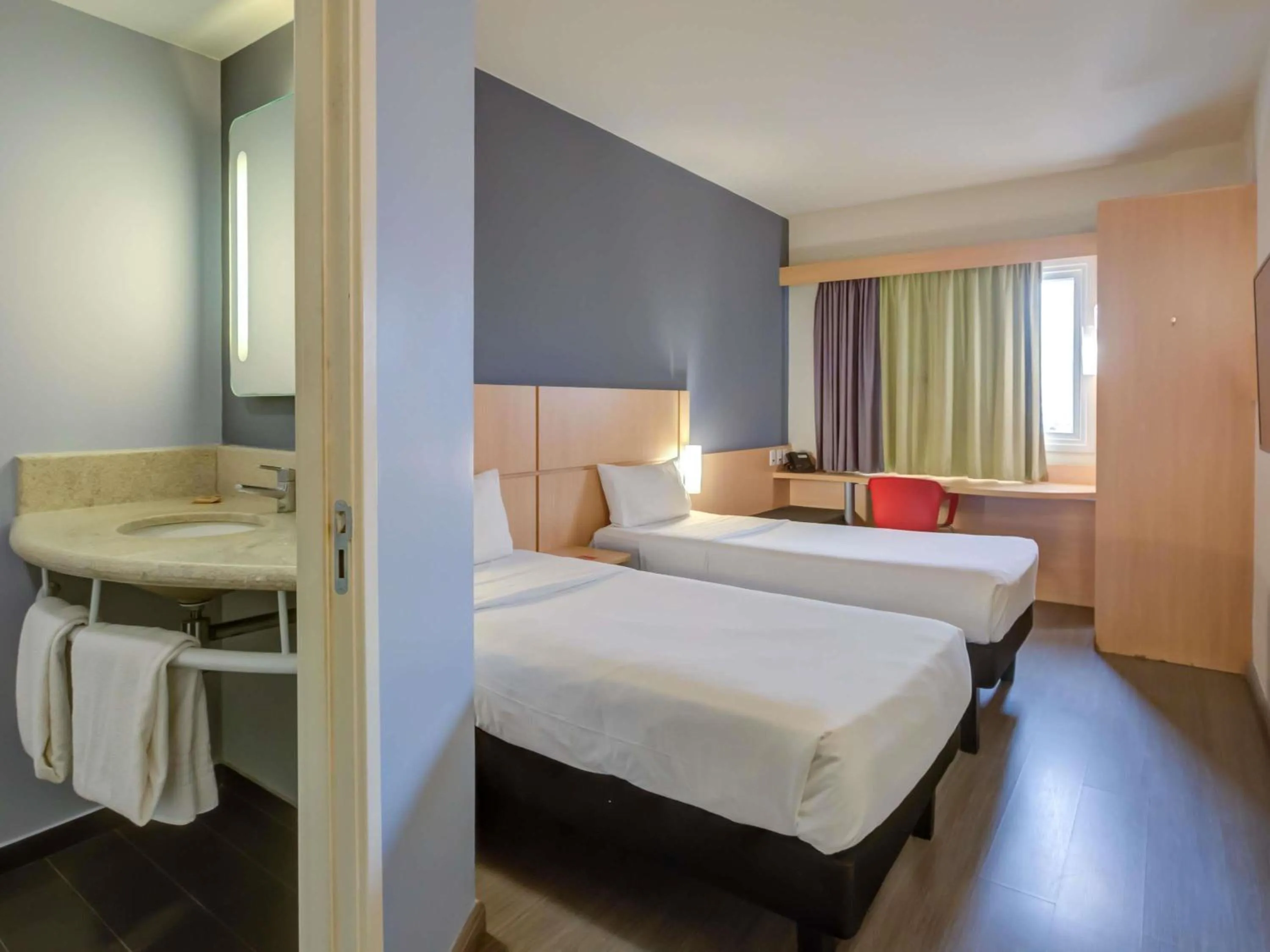 Bedroom, Bed in ibis Rio de Janeiro Nova America