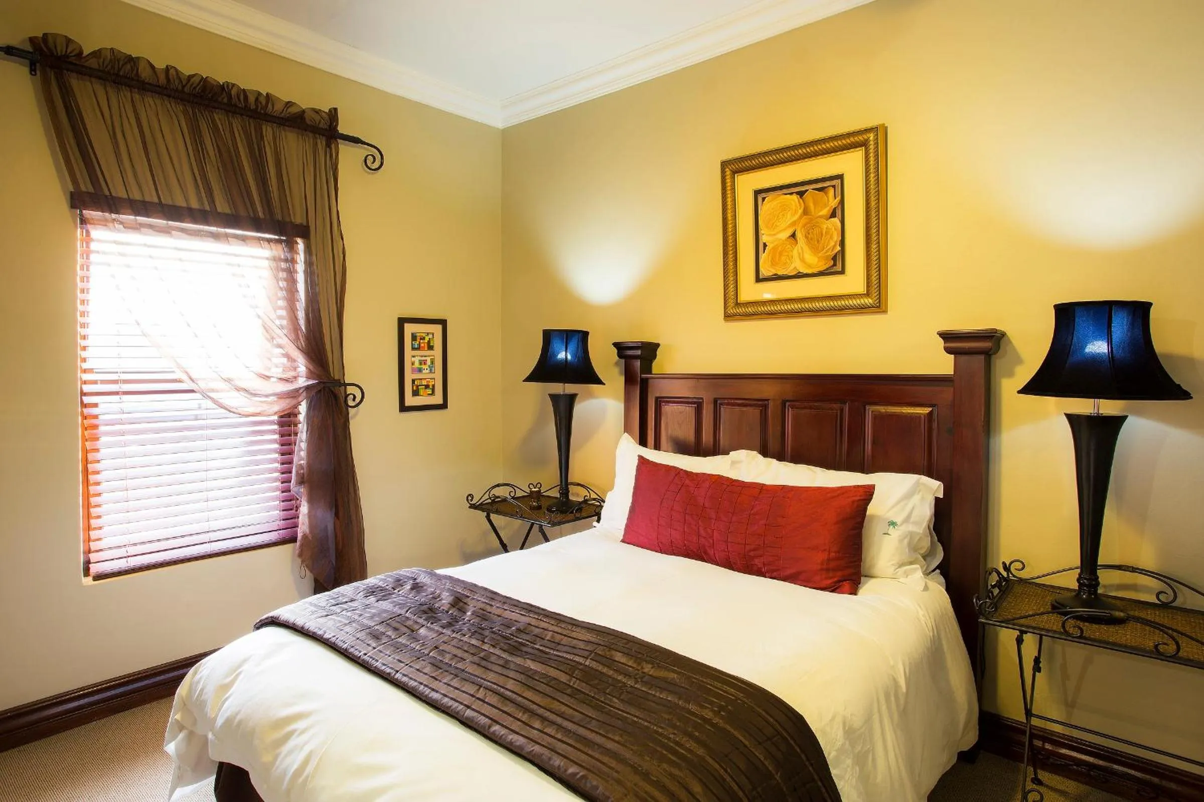 Property building, Bed in The Royal Palm B&B