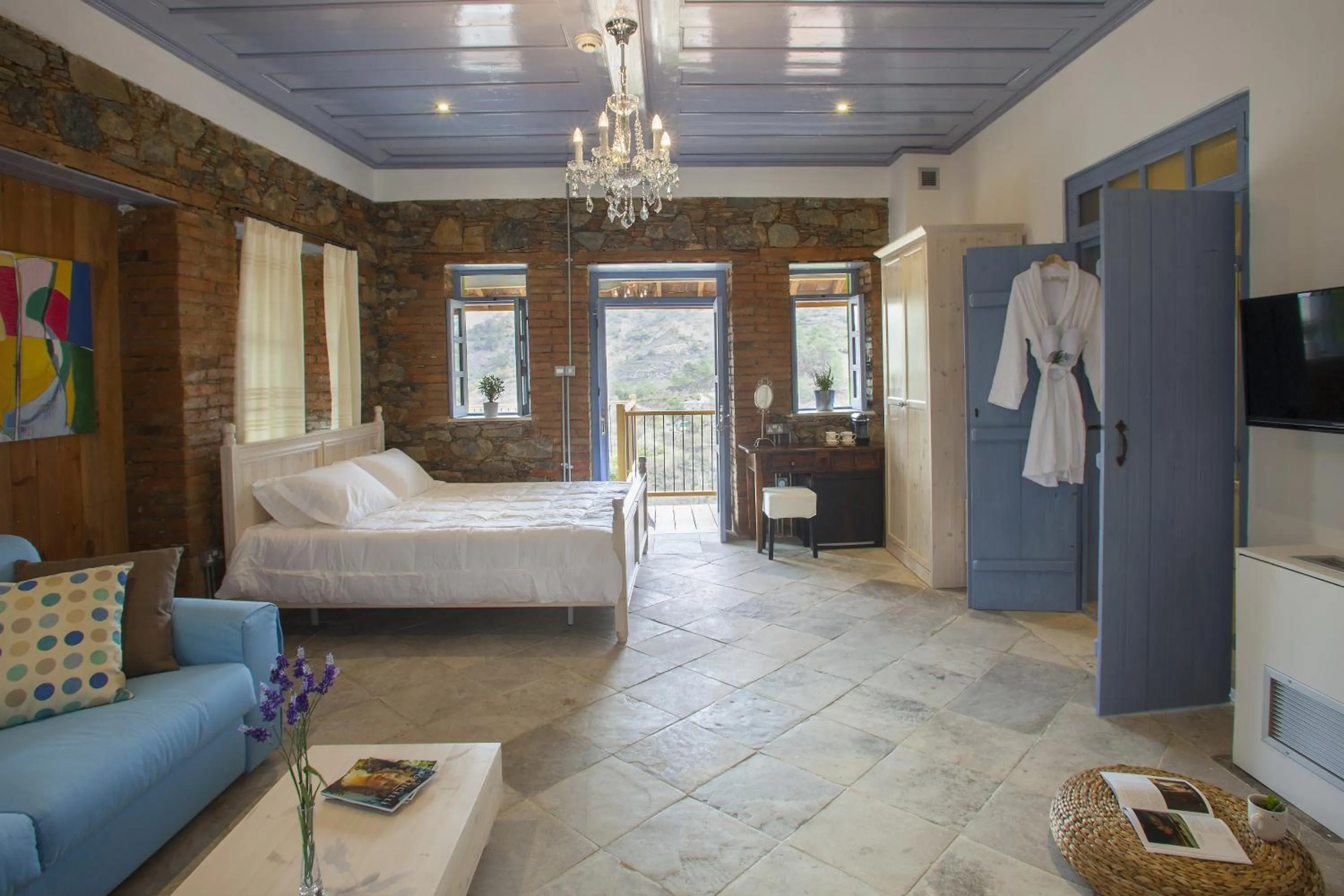 Photo of the whole room, Bed in Lyhnos