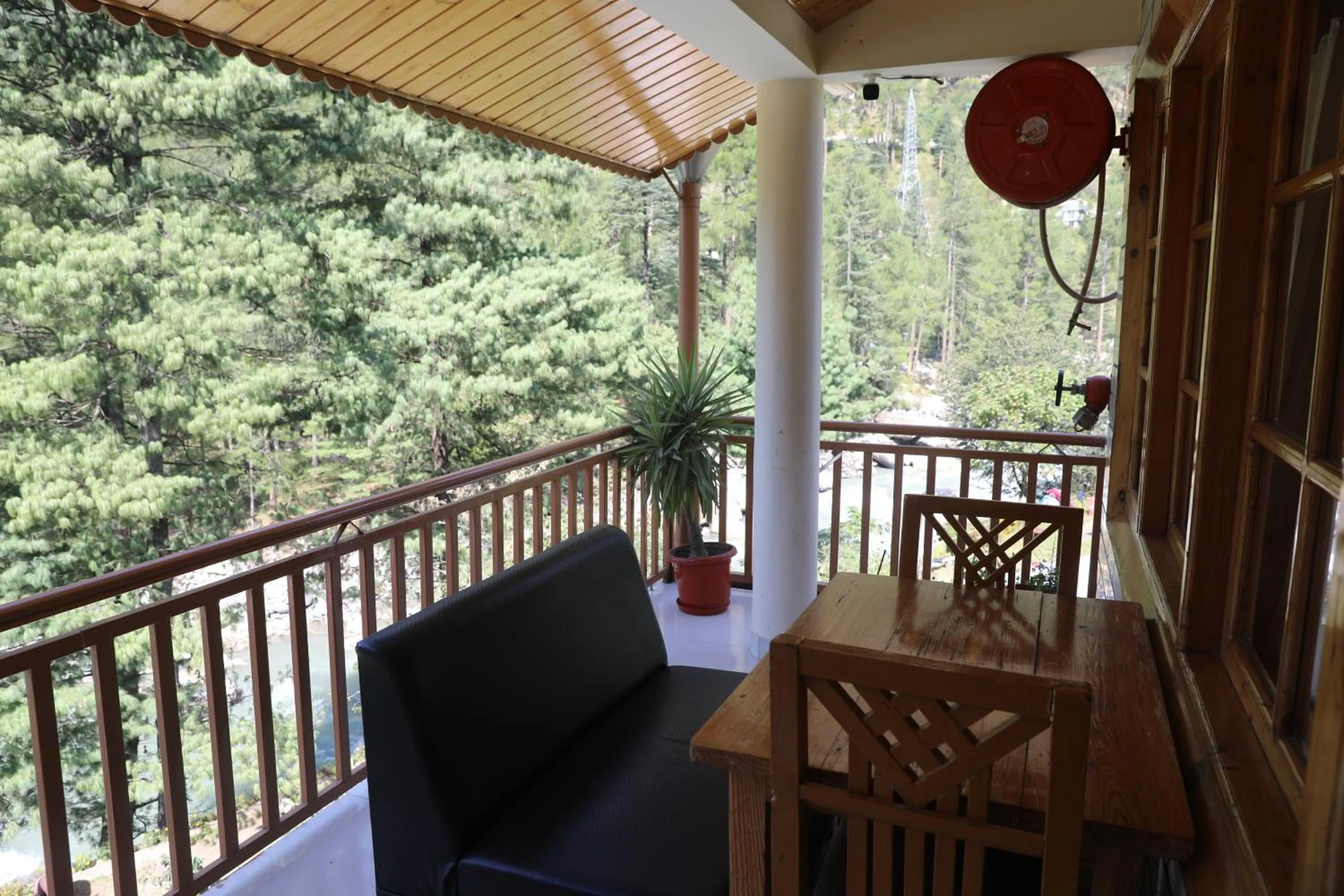 Day in Hotel Purnima - A Riverside Hotel in Kasol