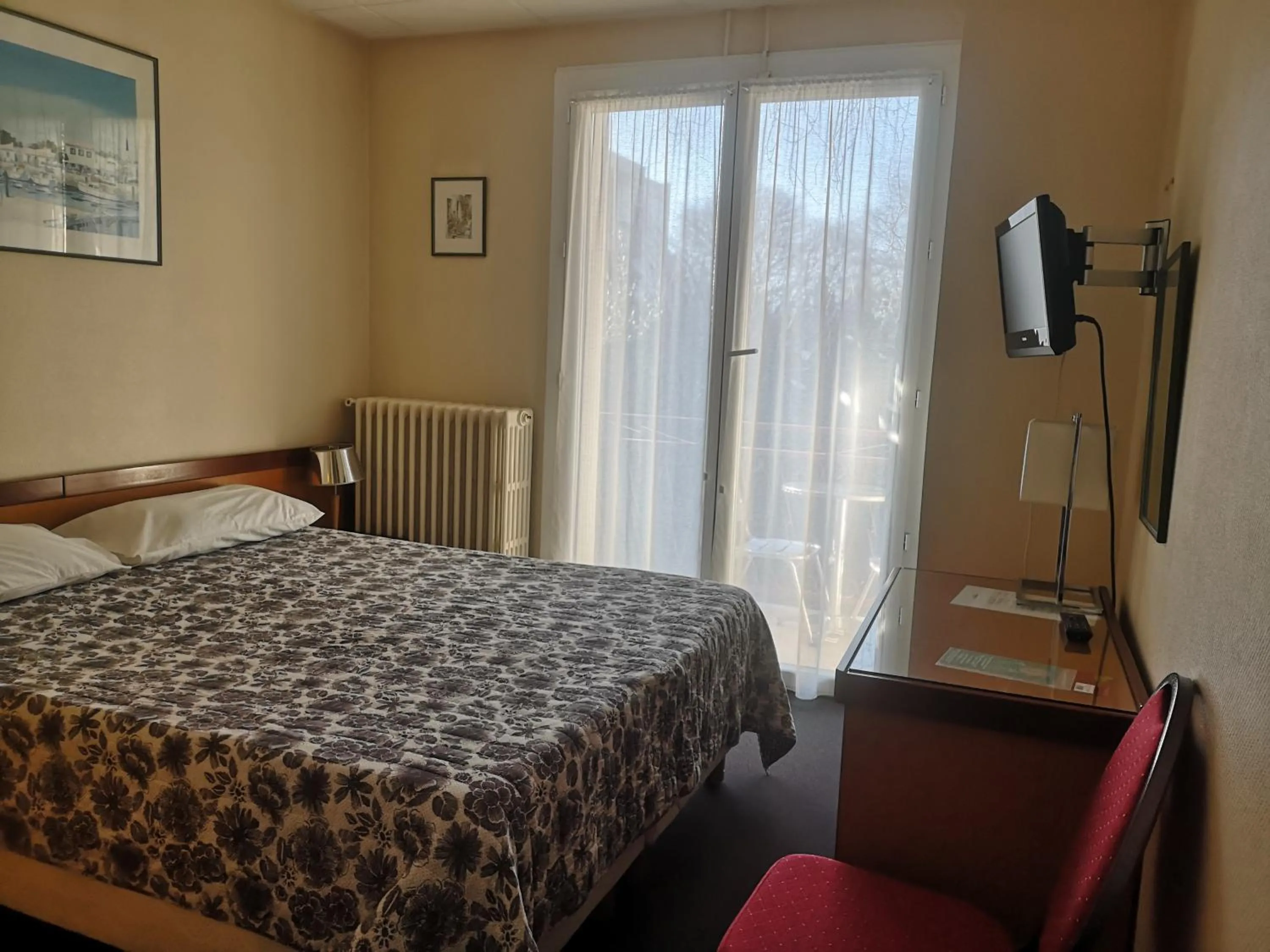 Communal lounge/ TV room, Bed in Hotel les Troenes