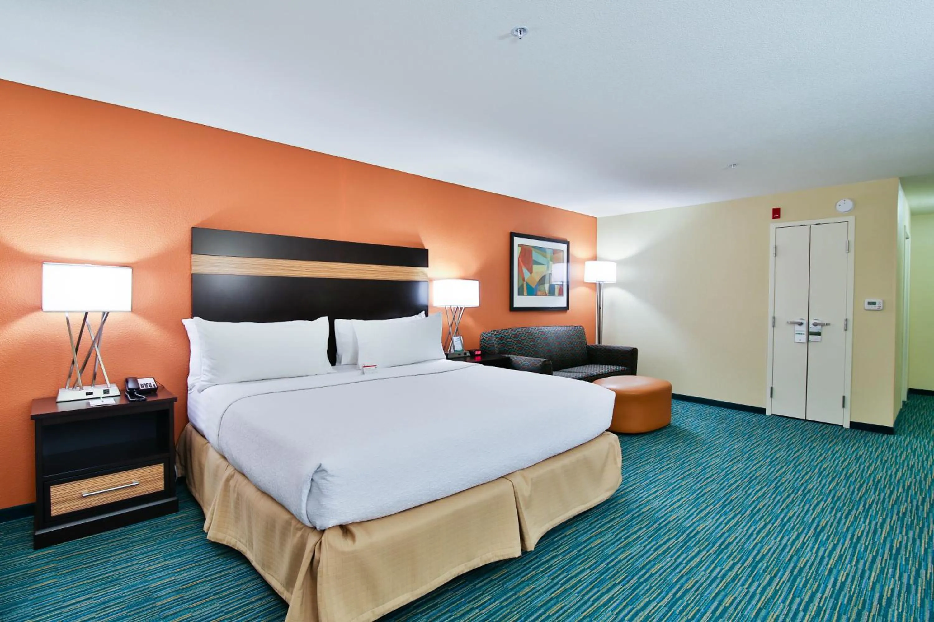 Photo of the whole room, Bed in Holiday Inn Bismarck by IHG