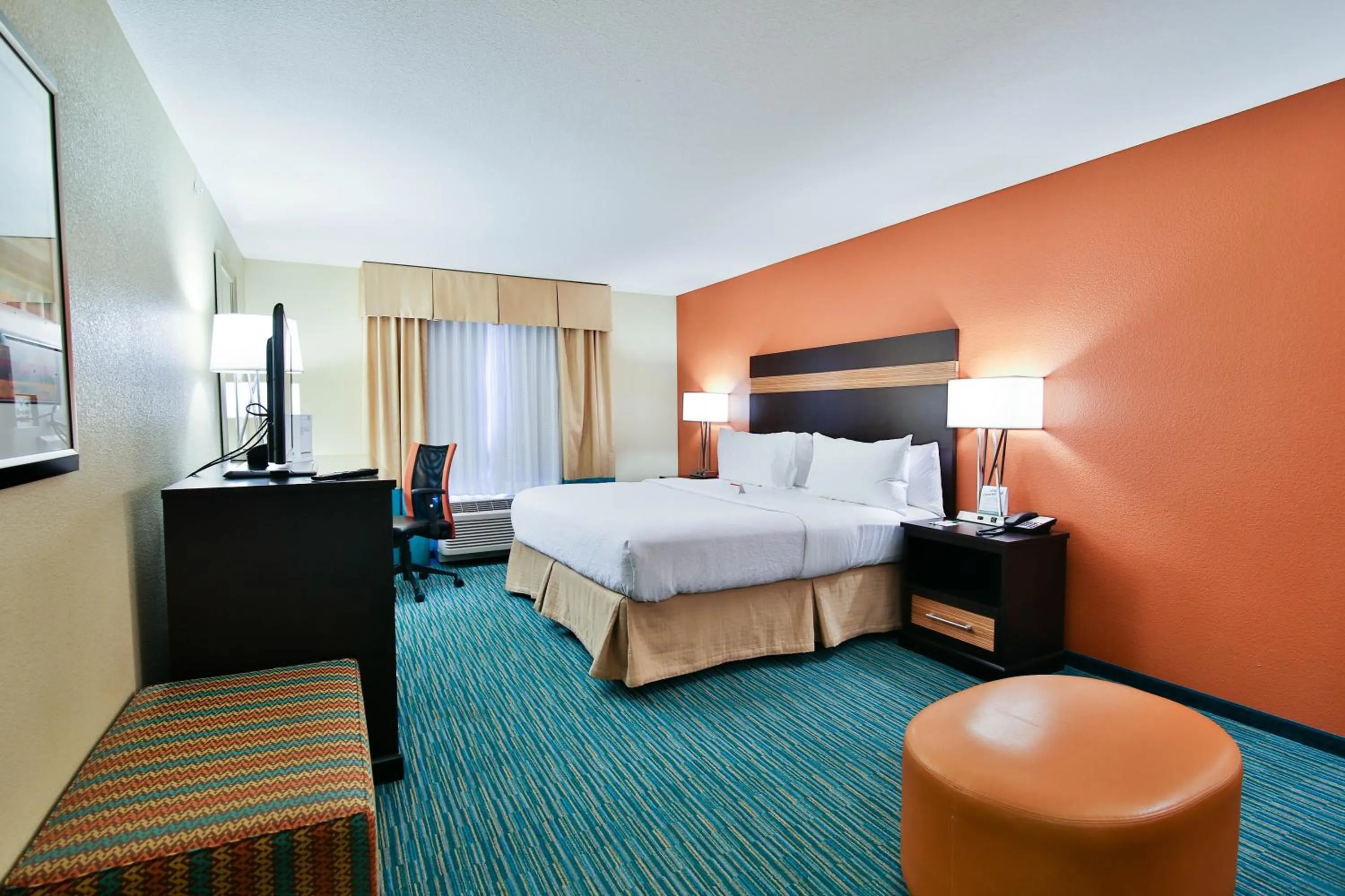 Photo of the whole room, Bed in Holiday Inn Bismarck by IHG