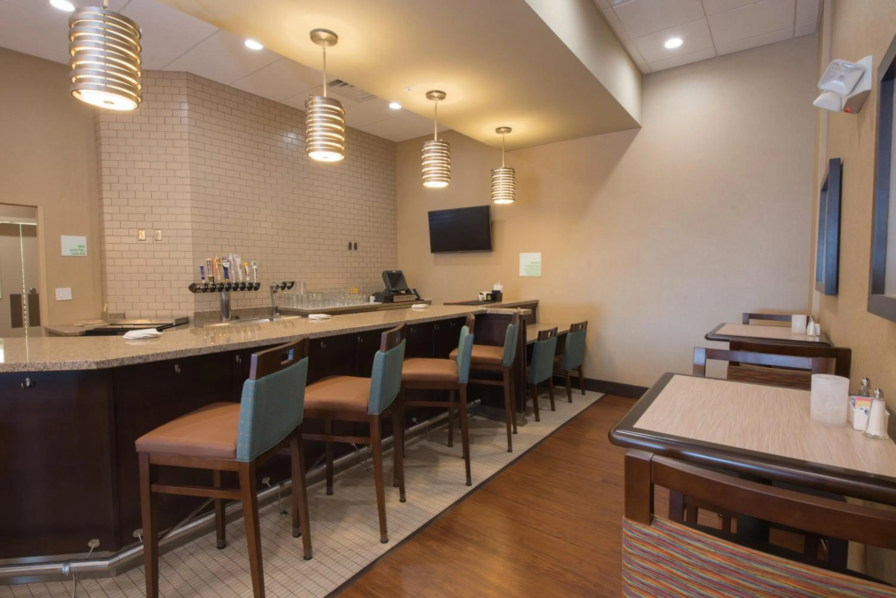 Lounge or bar in Holiday Inn Bismarck by IHG