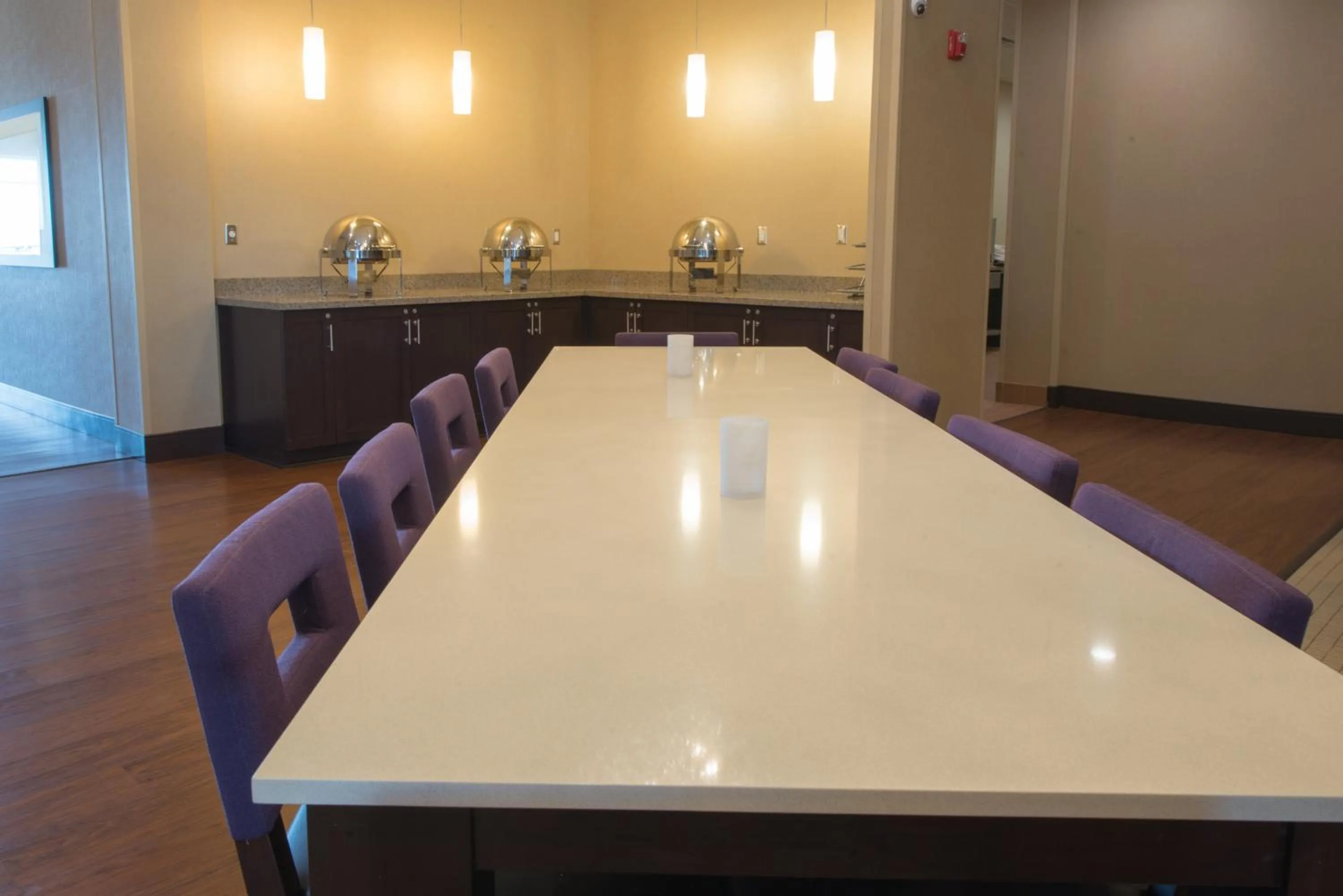 Lounge or bar in Holiday Inn Bismarck by IHG