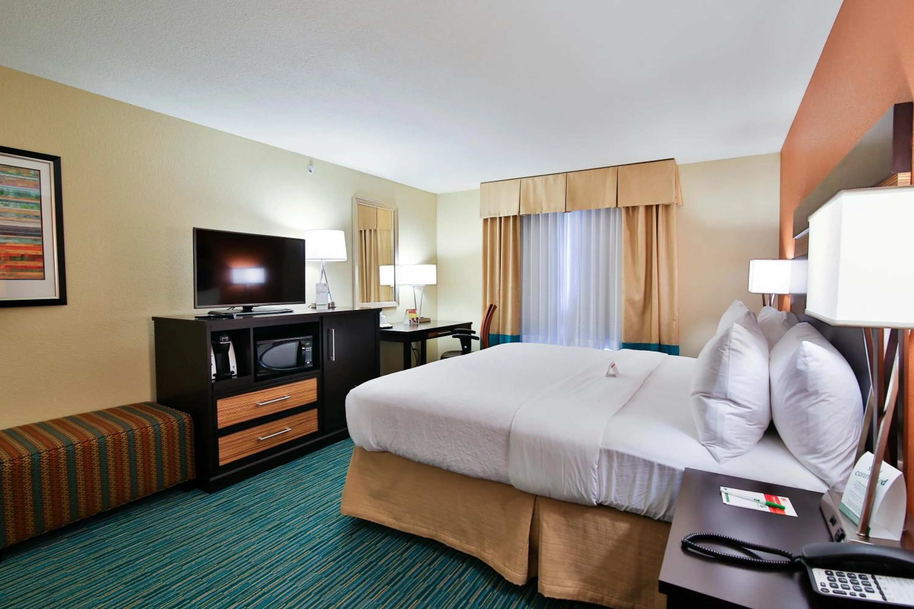 Photo of the whole room, Bed in Holiday Inn Bismarck by IHG