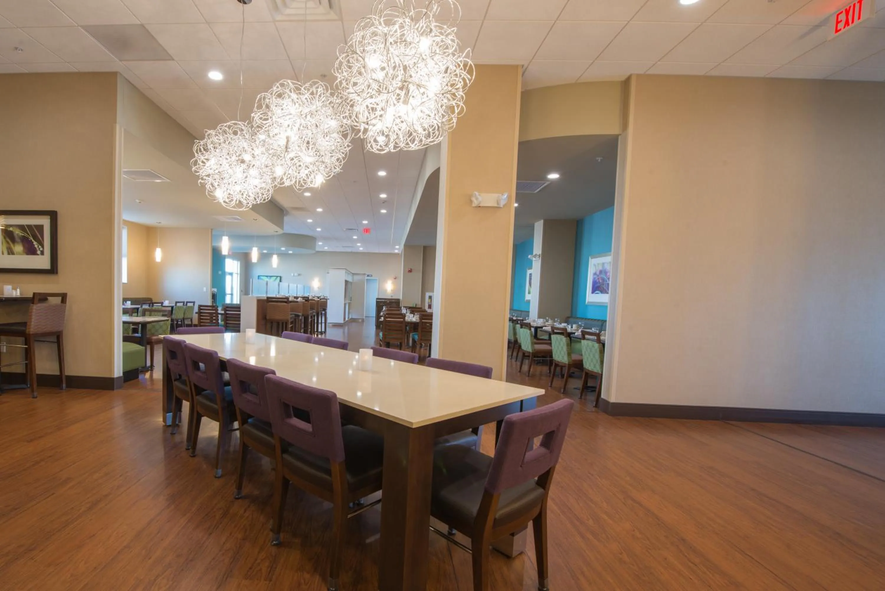 Lounge or bar in Holiday Inn Bismarck by IHG