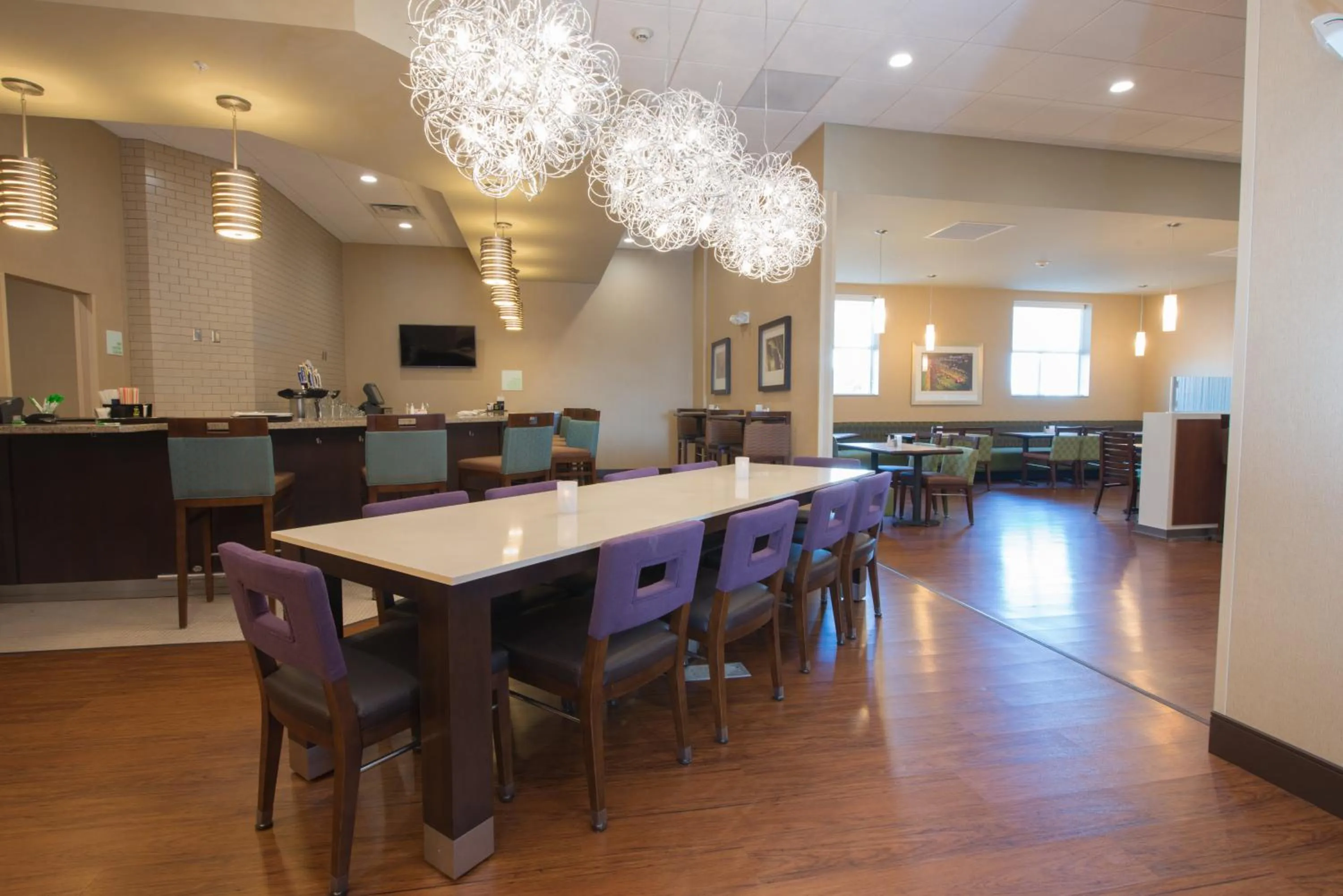 Lounge or bar in Holiday Inn Bismarck by IHG