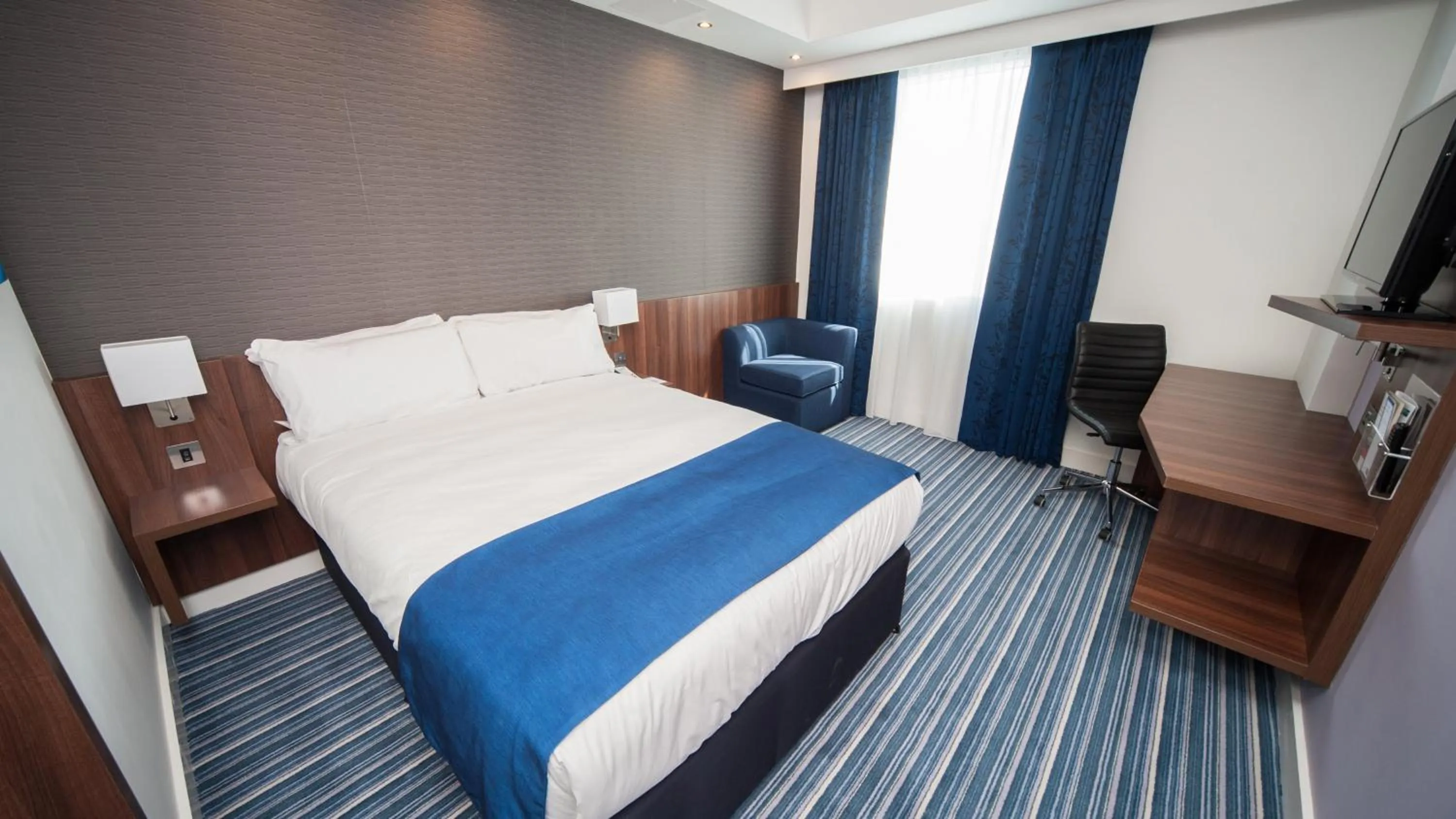Photo of the whole room, Bed in Holiday Inn Express Aberdeen Airport by IHG
