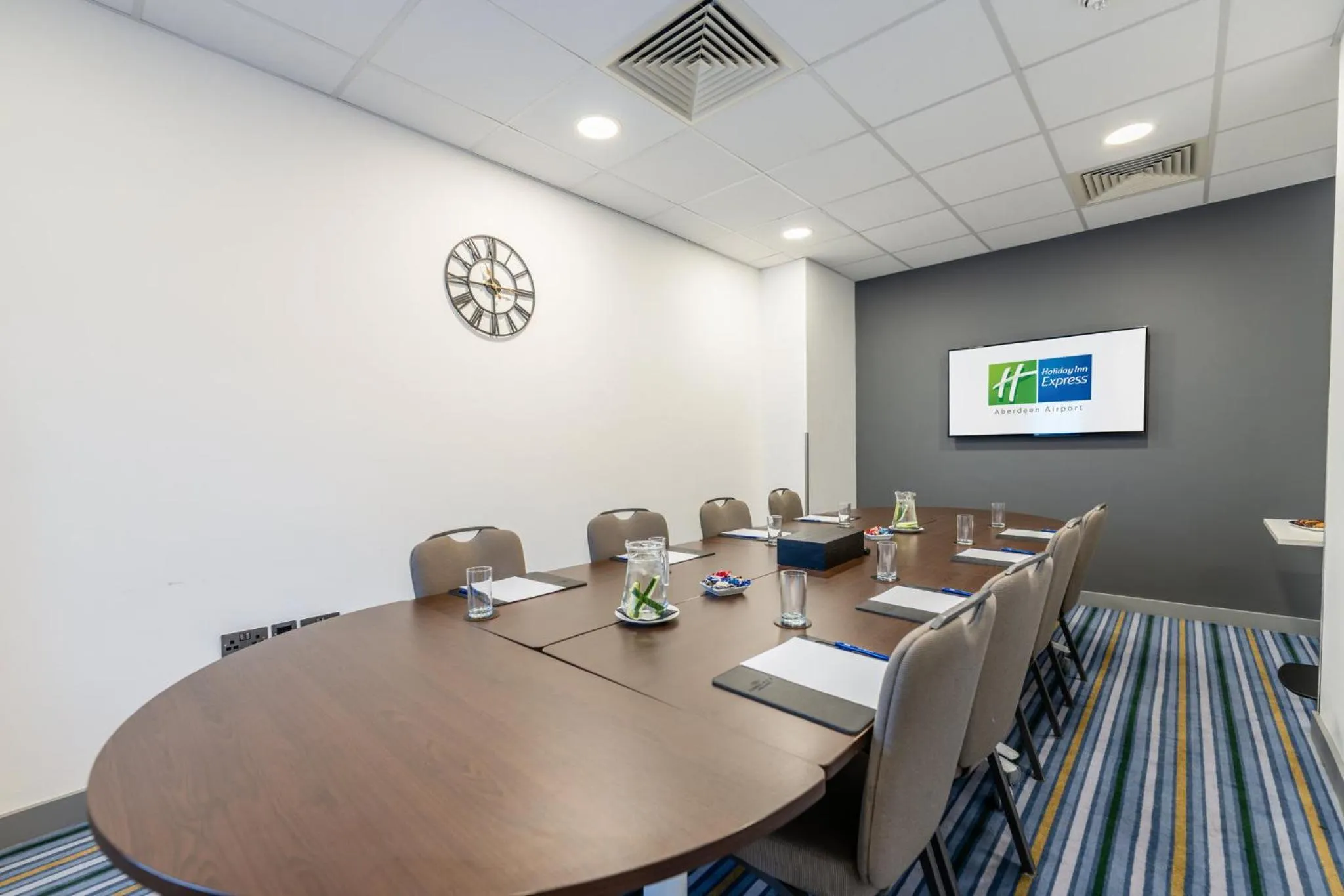 Meeting/conference room in Holiday Inn Express Aberdeen Airport by IHG
