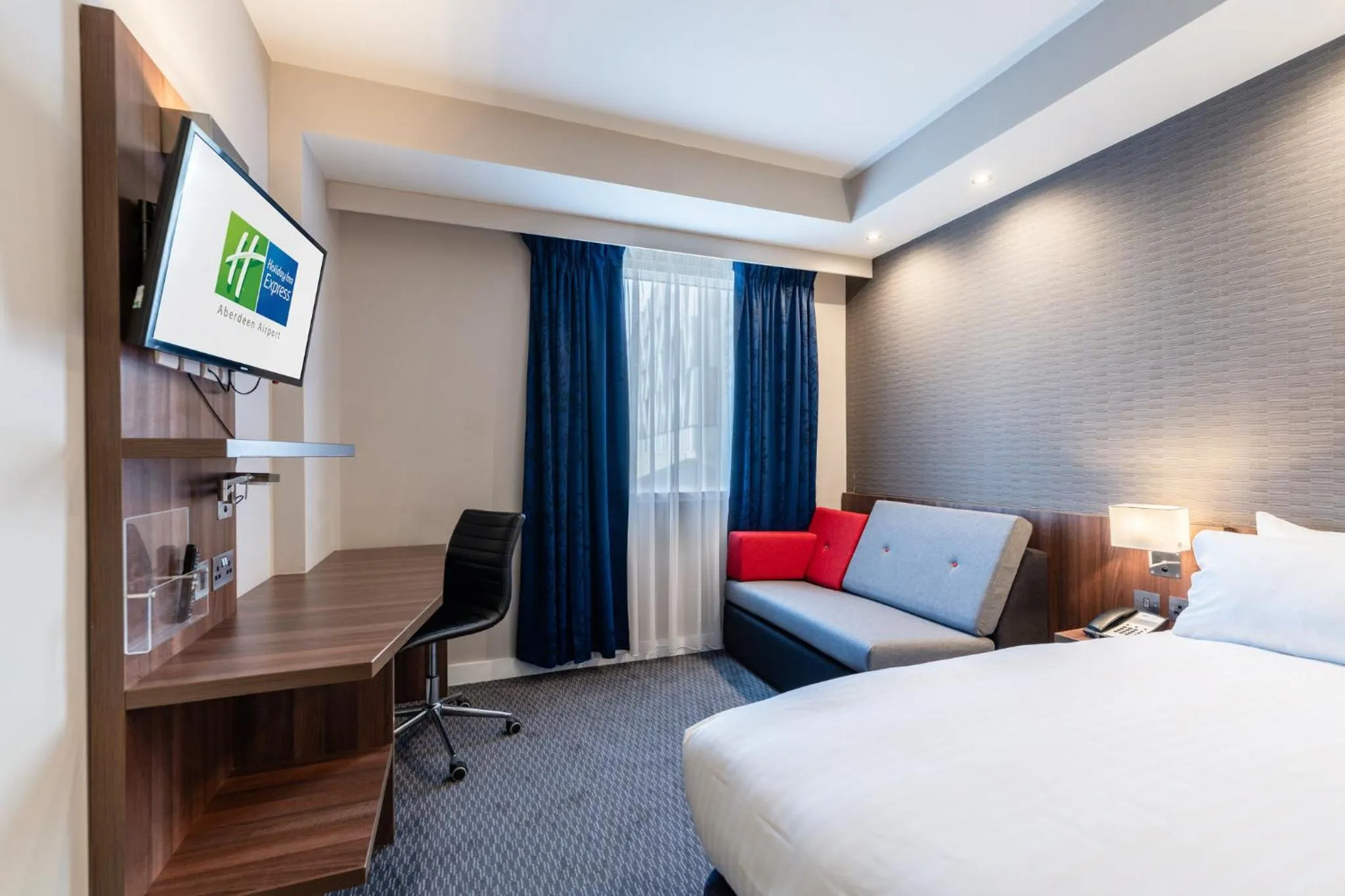 Photo of the whole room, Bed in Holiday Inn Express Aberdeen Airport by IHG