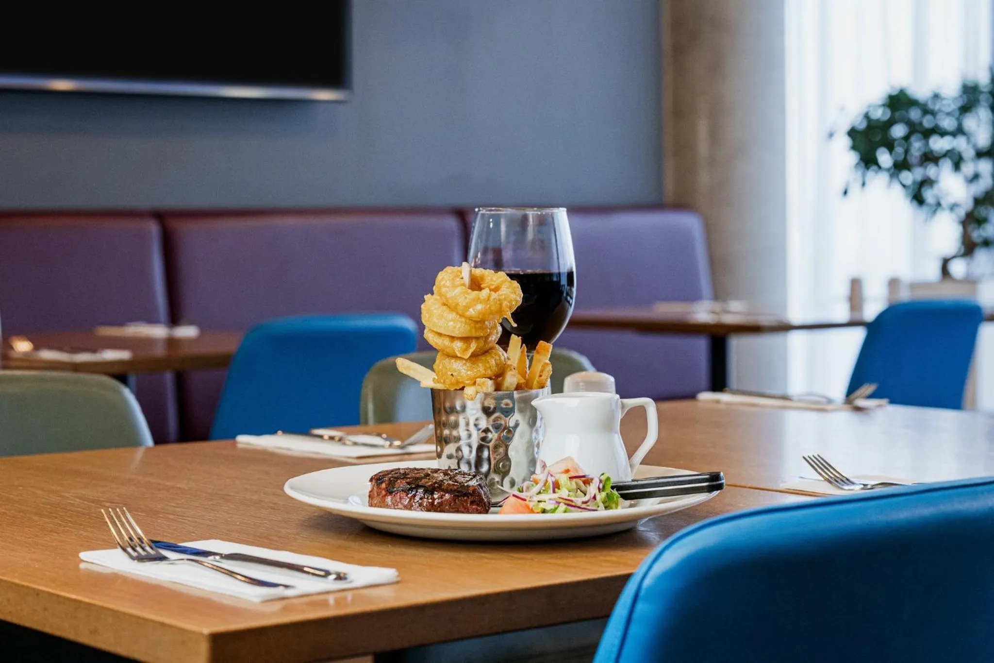 Restaurant/places to eat in Holiday Inn Express Aberdeen Airport by IHG