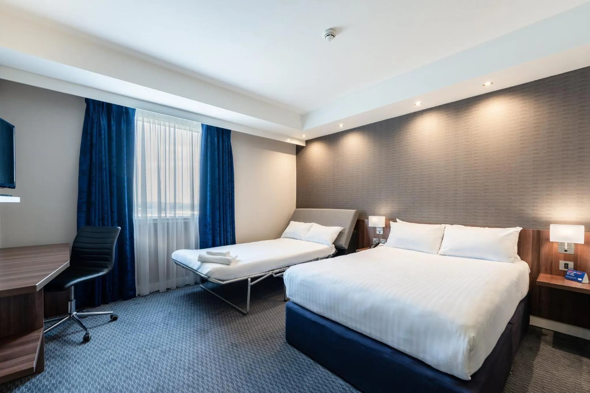 Photo of the whole room, Bed in Holiday Inn Express Aberdeen Airport by IHG