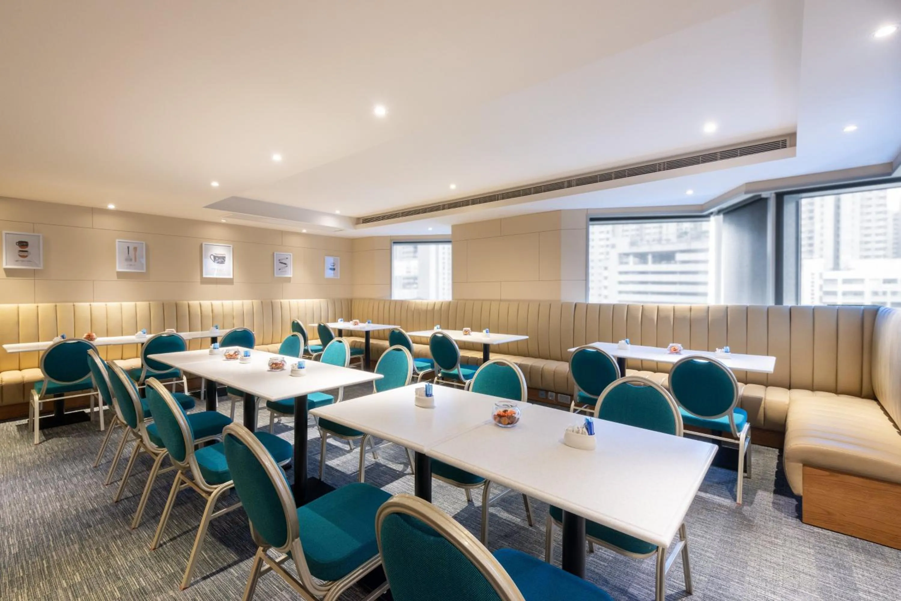 Restaurant/places to eat in Holiday Inn Express Hong Kong Mongkok by IHG