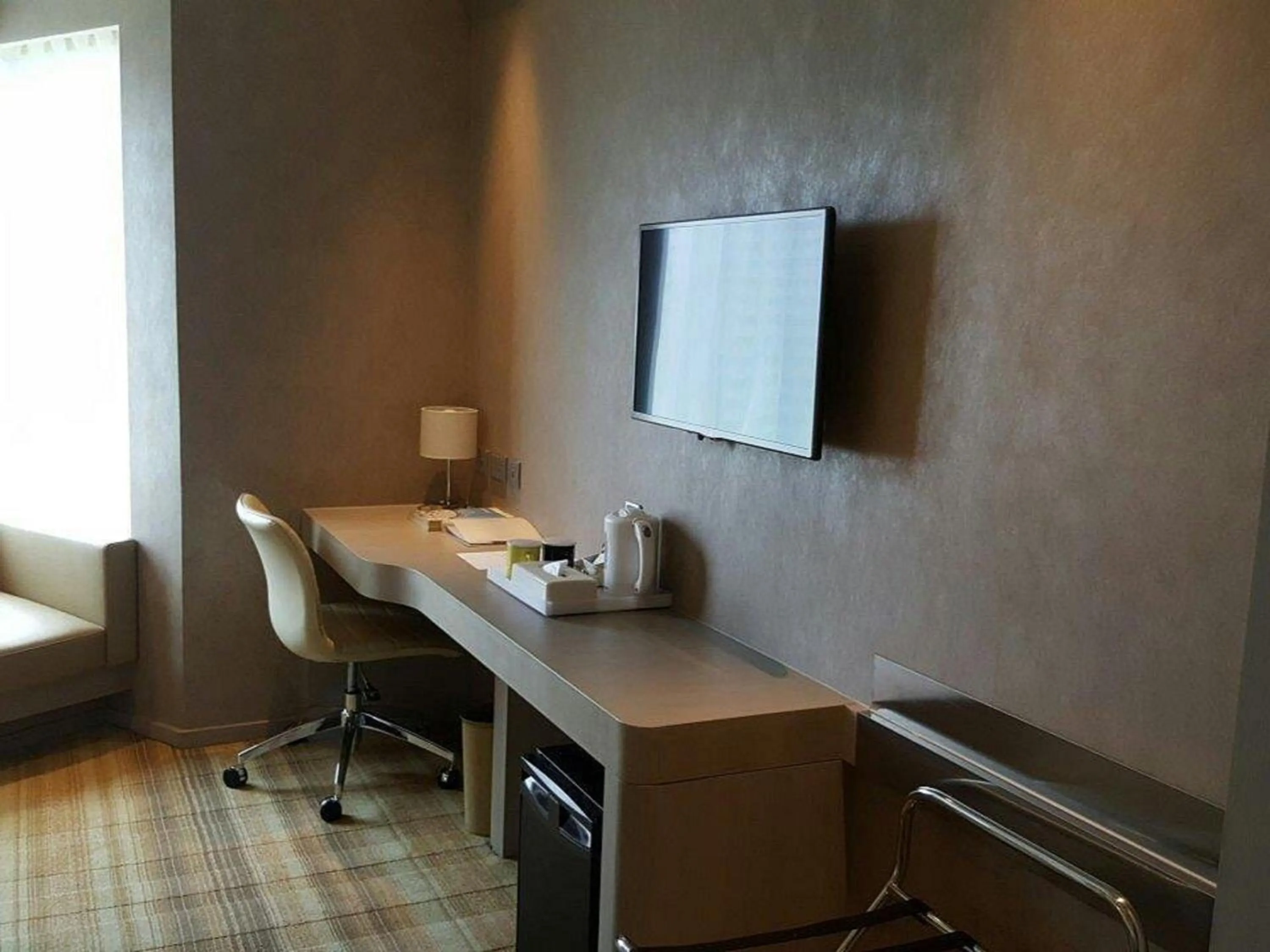 TV and multimedia in Holiday Inn Express Hong Kong Mongkok by IHG