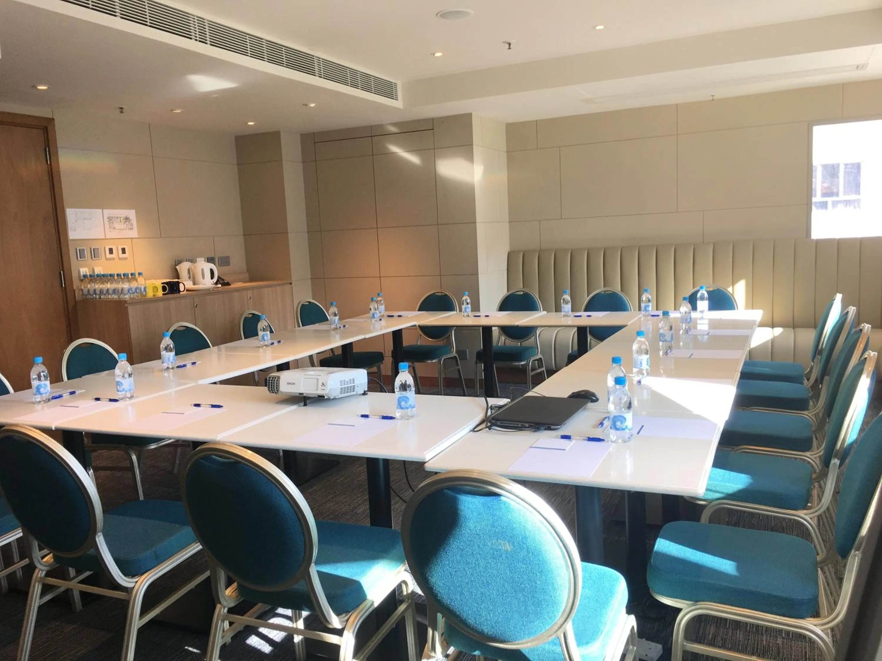Meeting/conference room in Holiday Inn Express Hong Kong Mongkok by IHG