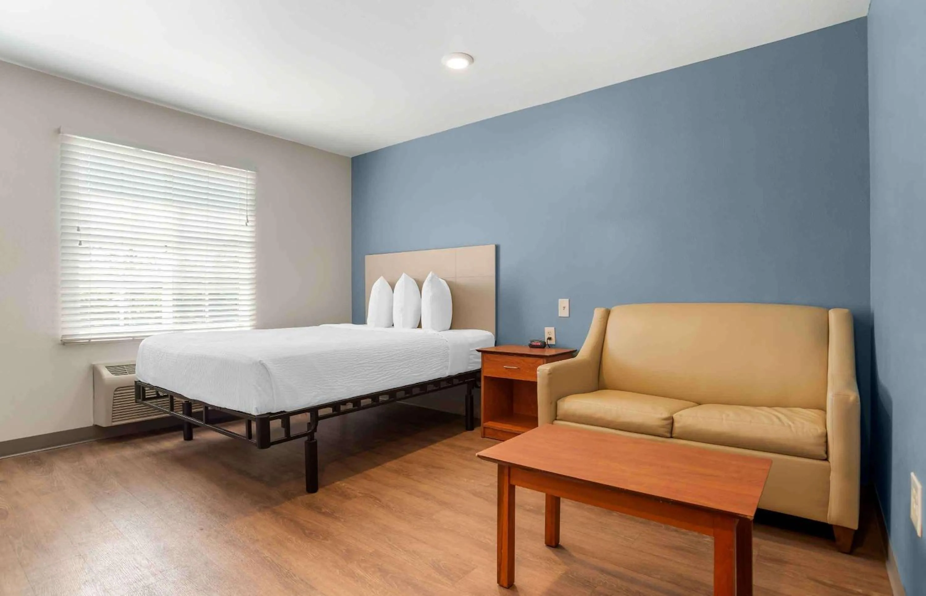 Bedroom, Bed in Extended Stay America Select Suites - Louisville - South