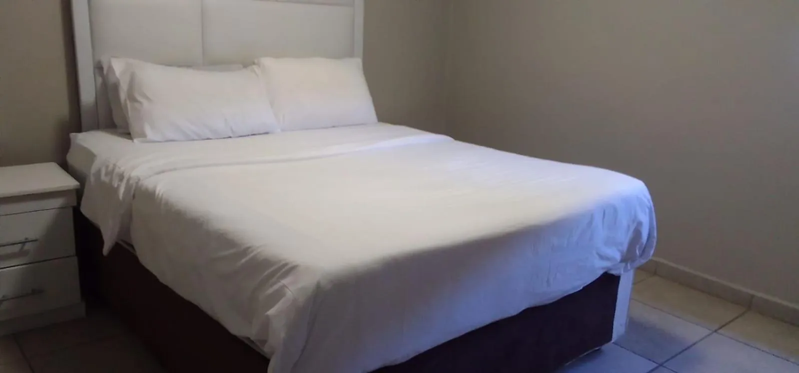 Bed in Central Sandton Rooms Nowifi