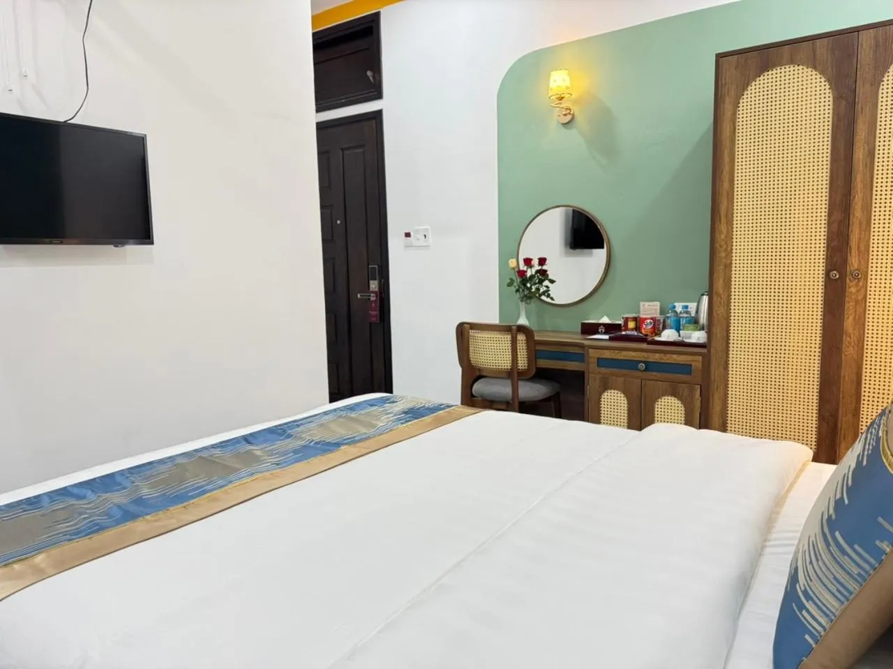 Communal lounge/ TV room, Bed in ORCHID Hotel